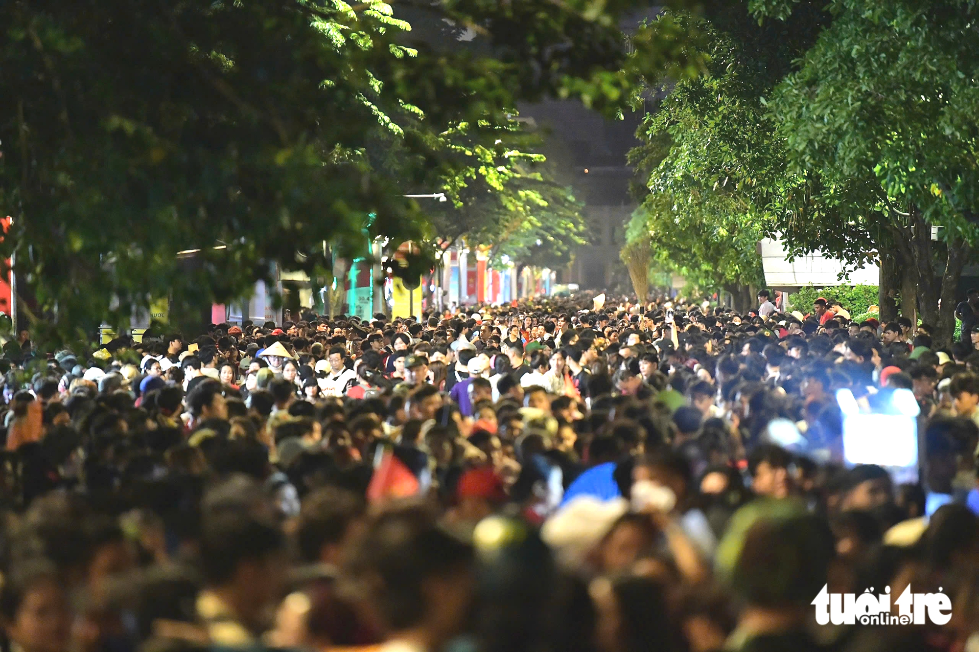 Tens of thousands fill Ho Chi Minh City streets overnight for Reunification Day parade - Ảnh 8.