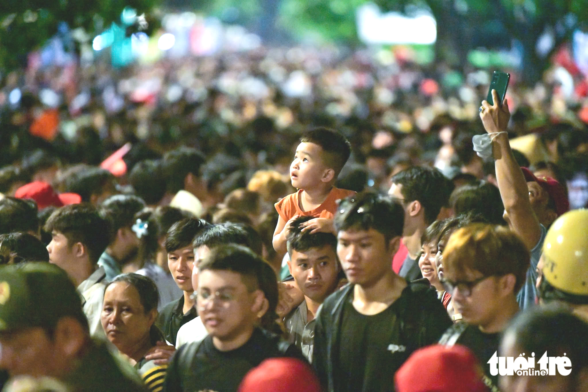 Tens of thousands fill Ho Chi Minh City streets overnight for Reunification Day parade - Ảnh 10.