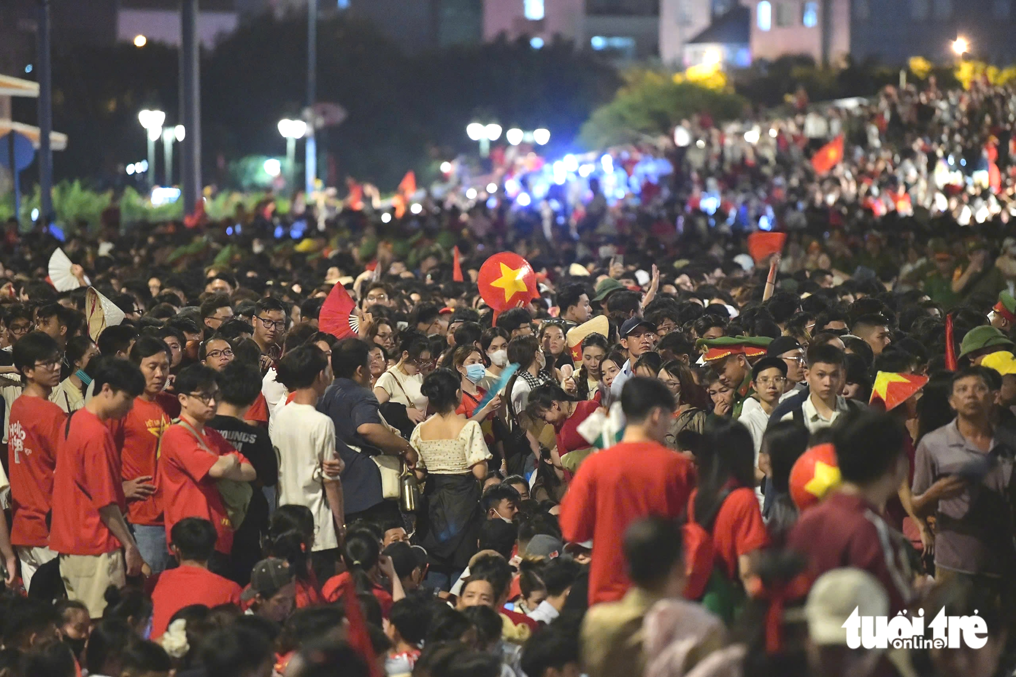 Tens of thousands fill Ho Chi Minh City streets overnight for Reunification Day parade - Ảnh 12.