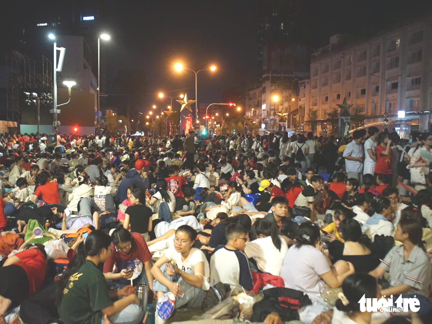 Tens of thousands fill Ho Chi Minh City streets overnight for Reunification Day parade - Ảnh 13.