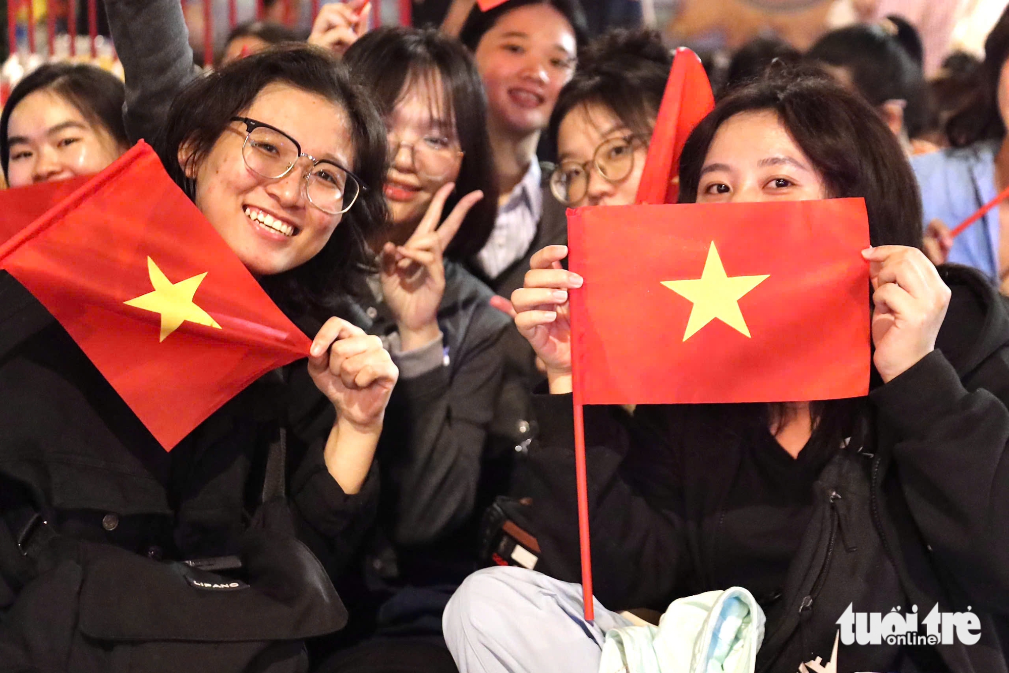 Tens of thousands fill Ho Chi Minh City streets overnight for Reunification Day parade - Ảnh 9.