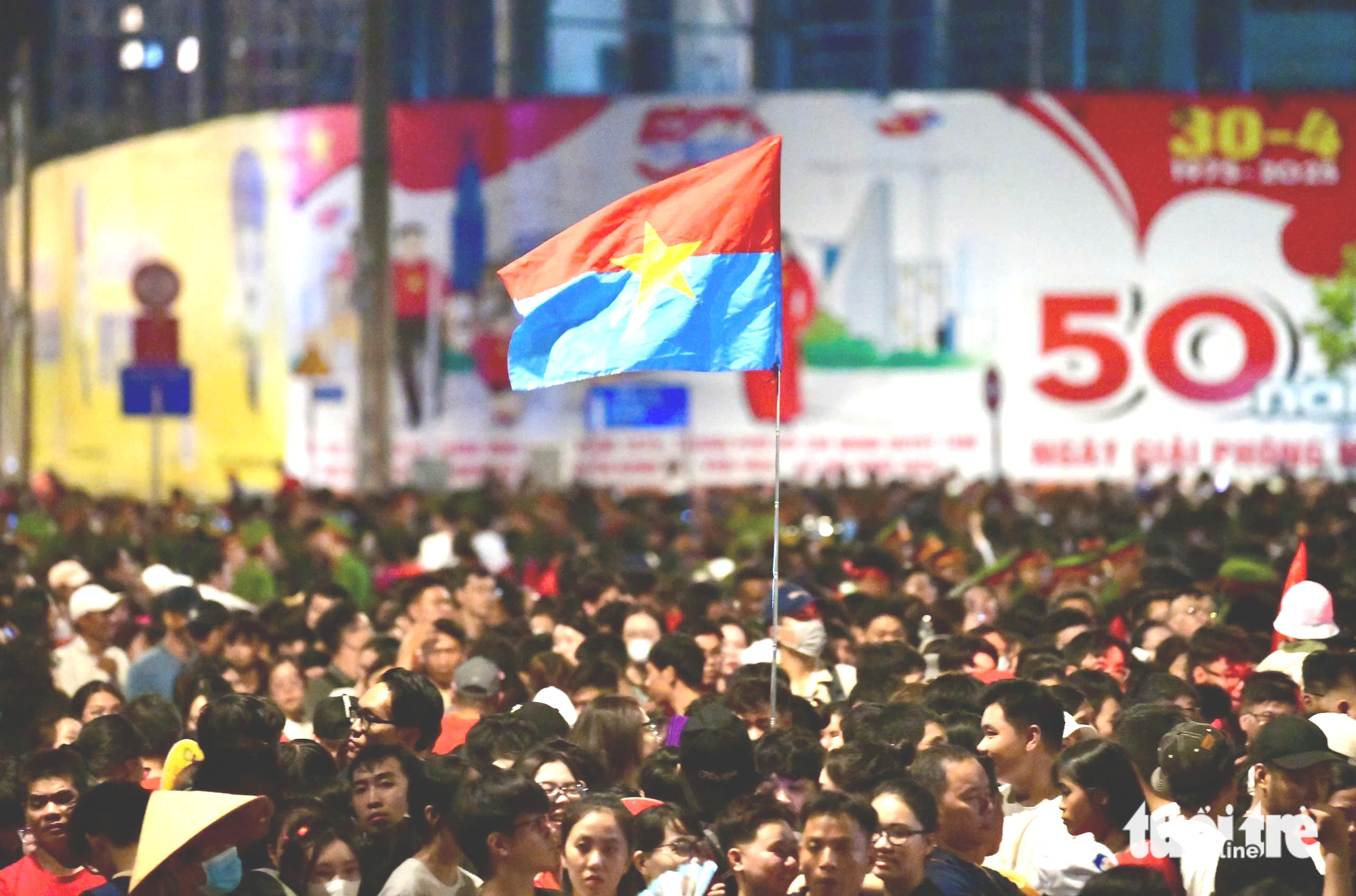 Tens of thousands fill Ho Chi Minh City streets overnight for Reunification Day parade - Ảnh 7.