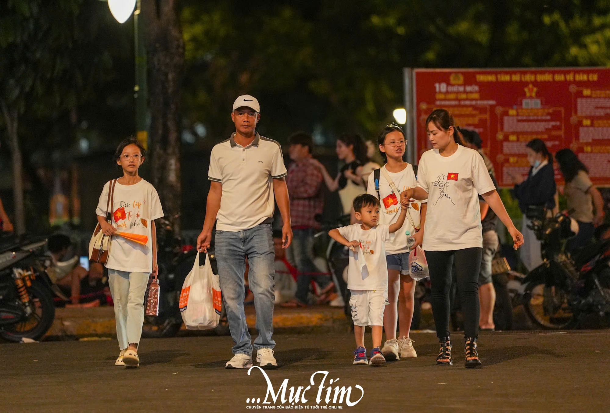 Người dân thức trắng đêm chờ xem diễu binh, diễu hành - Ảnh 5.
