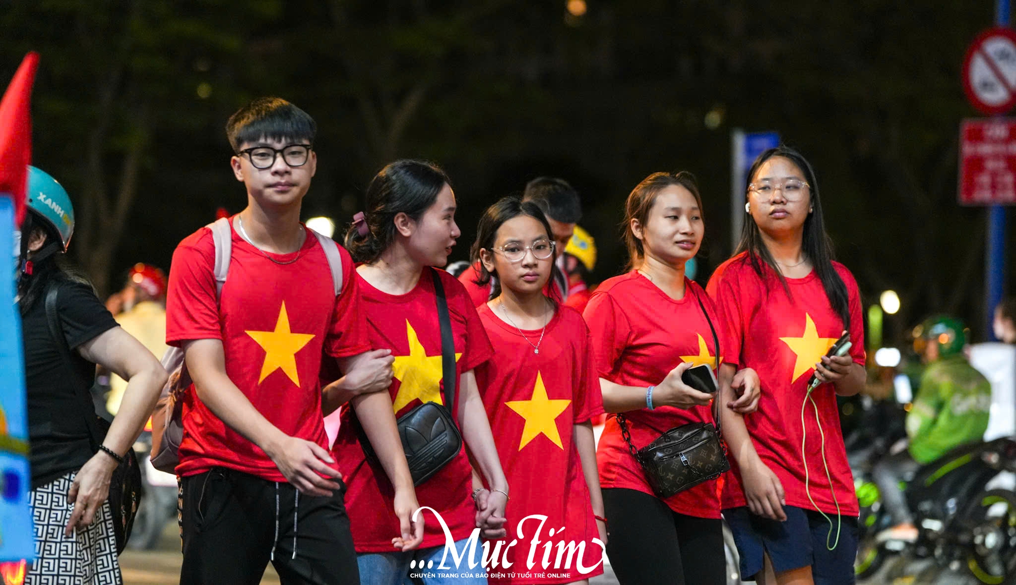 Người dân thức trắng đêm chờ xem diễu binh, diễu hành - Ảnh 6.
