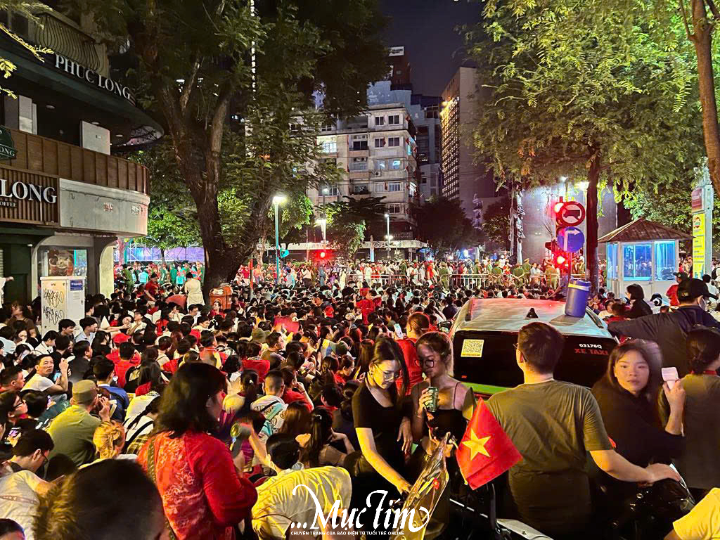 Người dân thức trắng đêm chờ xem diễu binh, diễu hành - Ảnh 17.