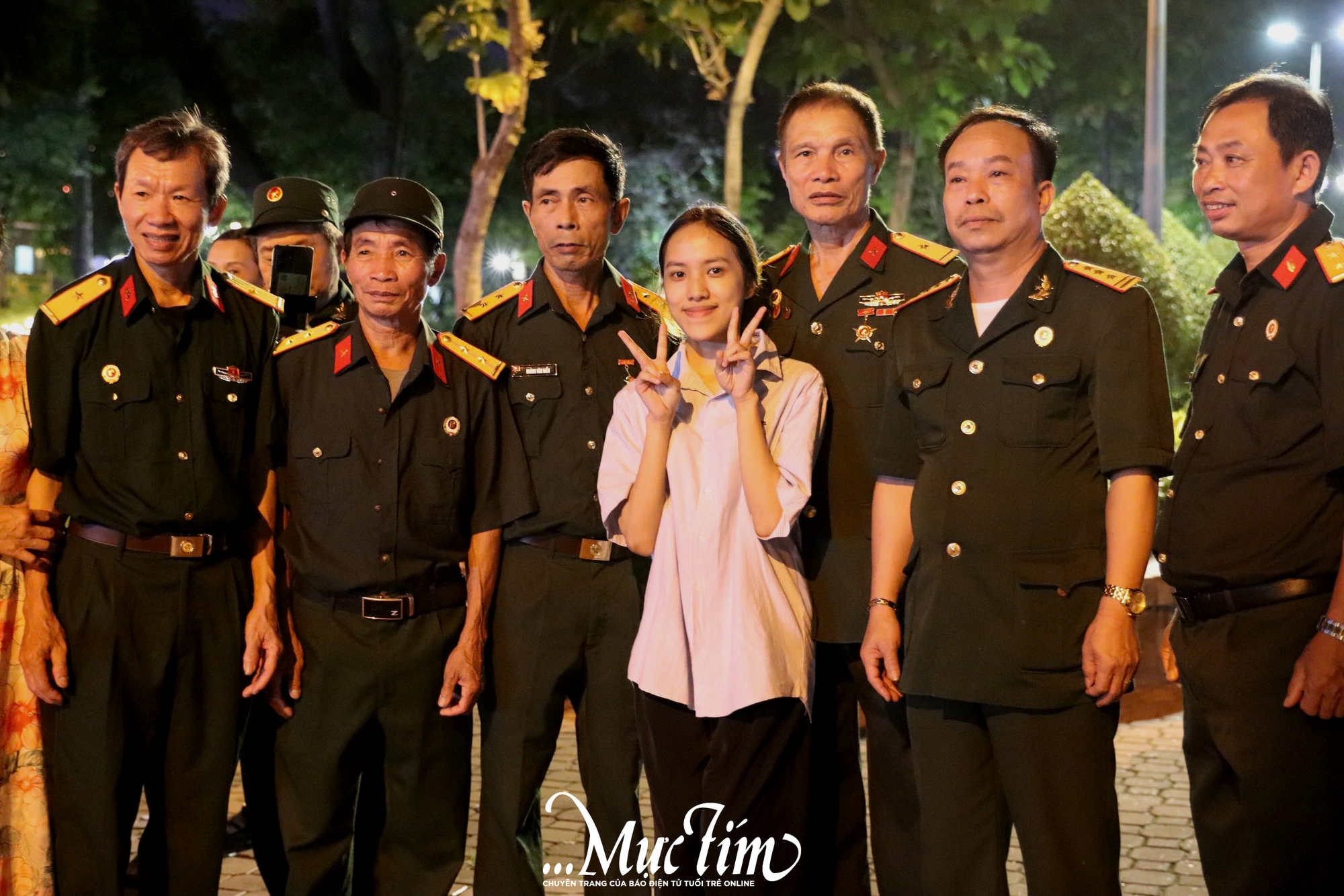 Bạn trẻ xúc động khi gặp gỡ cựu chiến binh trước thềm đại lễ 30-4- Ảnh 2.