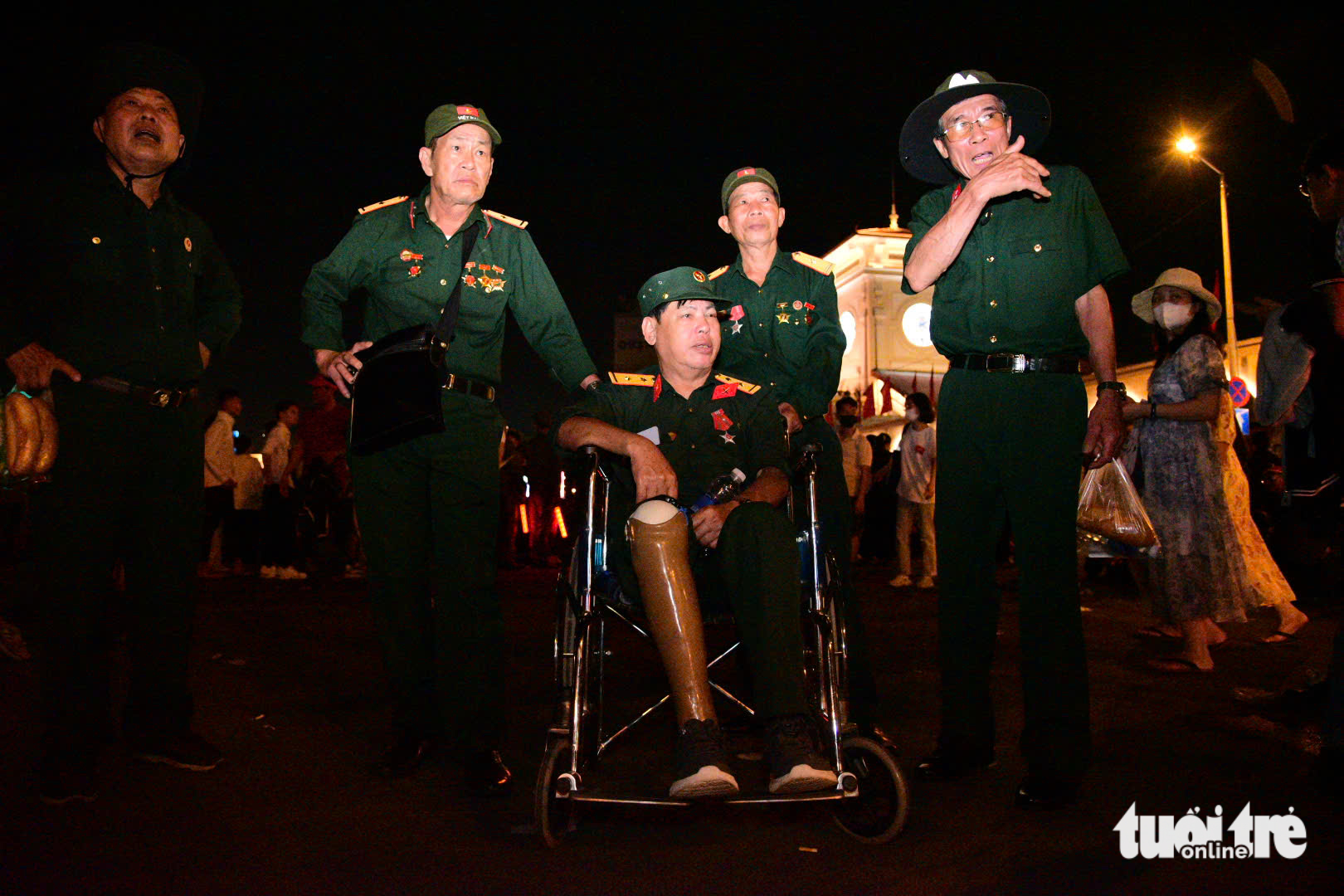 Tens of thousands fill Ho Chi Minh City streets overnight for Reunification Day parade - Ảnh 4.