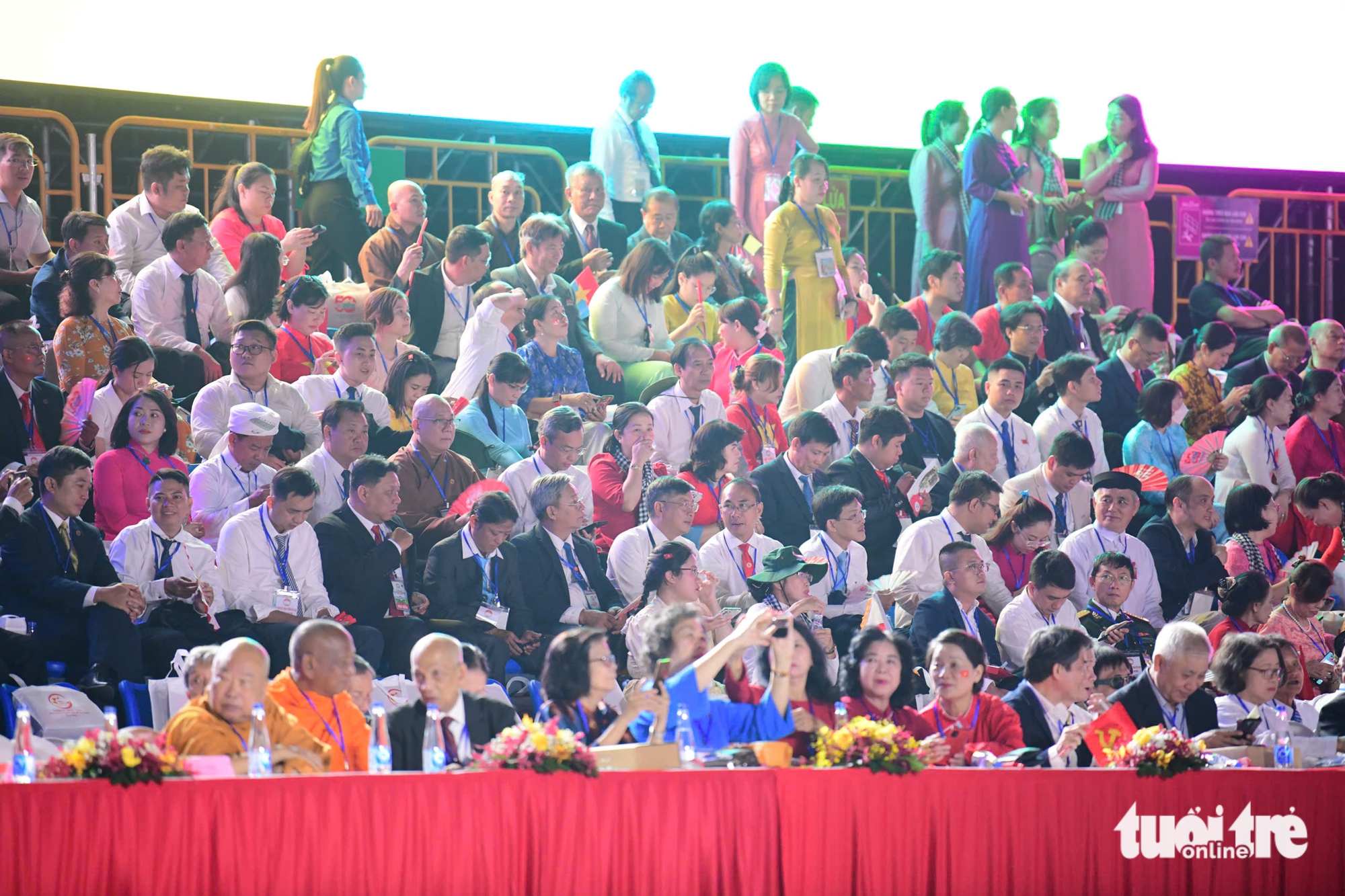 Tens of thousands fill Ho Chi Minh City streets overnight for Reunification Day parade - Ảnh 2.