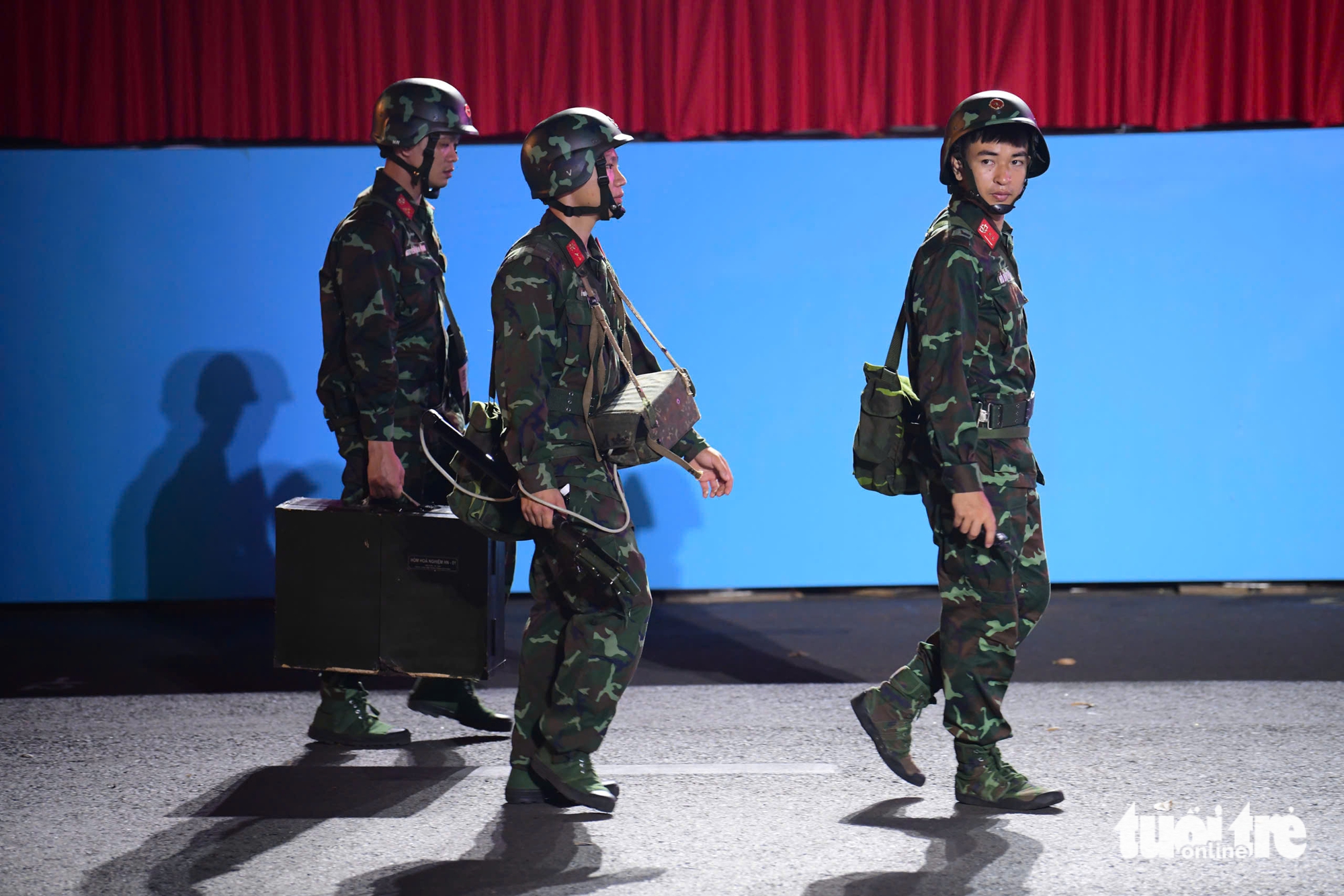 Tens of thousands fill Ho Chi Minh City streets overnight for Reunification Day parade - Ảnh 1.