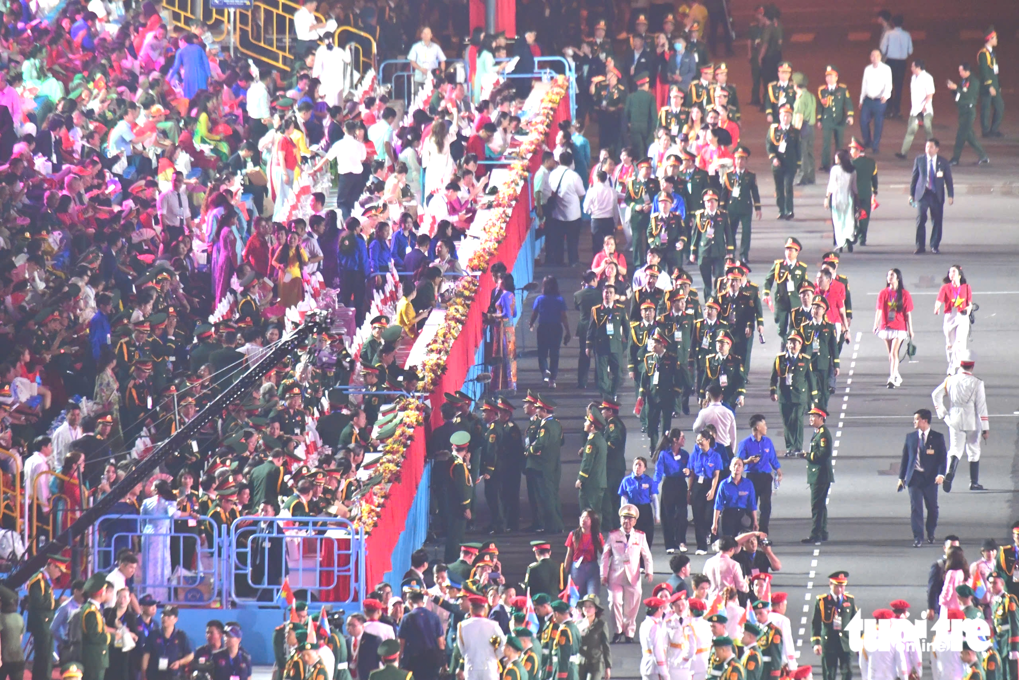 Tens of thousands fill Ho Chi Minh City streets overnight for Reunification Day parade - Ảnh 3.