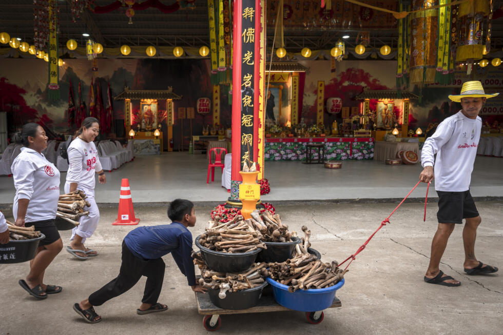 Skulls, smoke and spirits: Thai ceremony for the unclaimed dead- Ảnh 5. Skulls, smoke and spirits: Thai ceremony for the unclaimed dead- Ảnh 5.