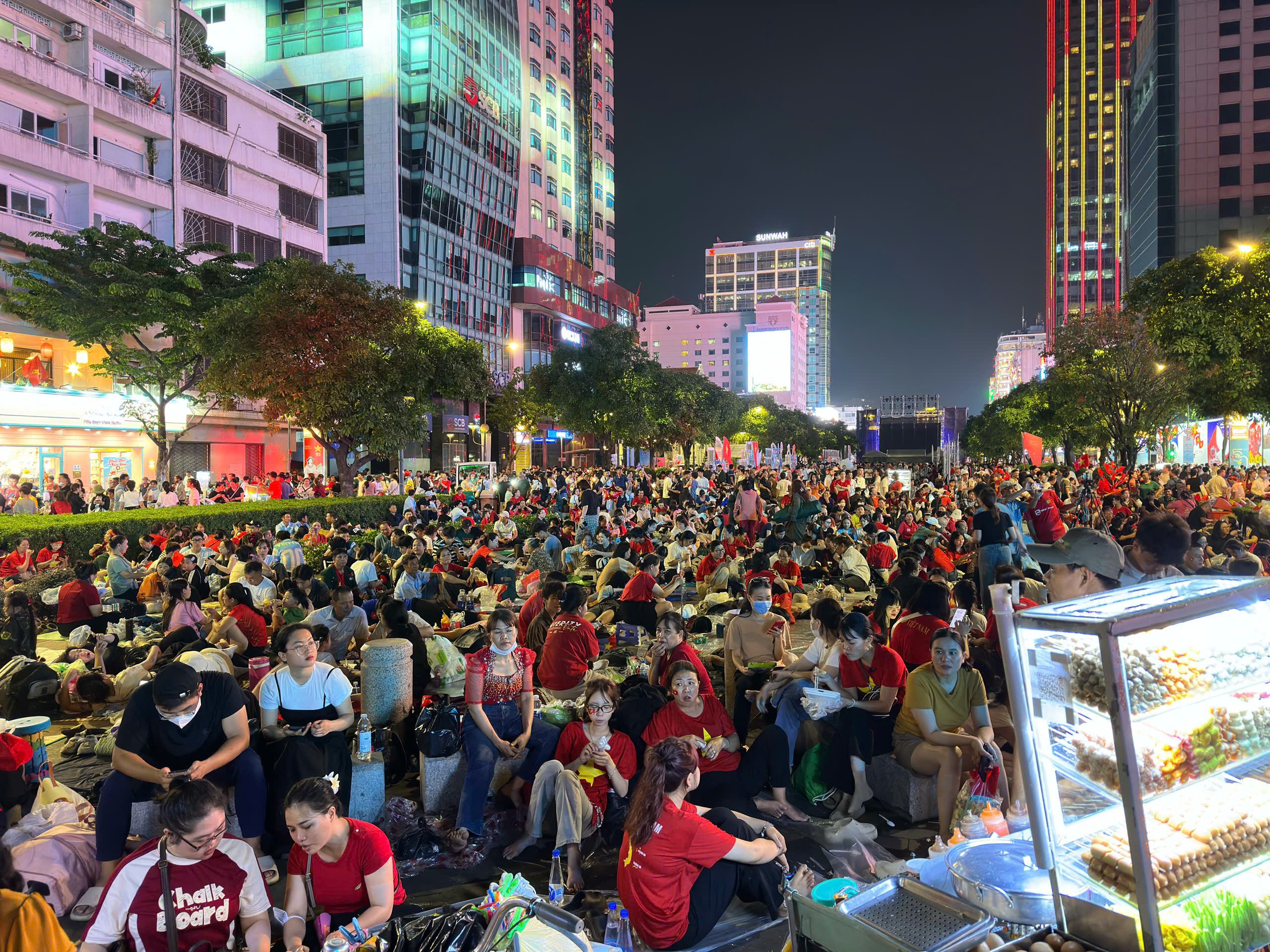 Bộ Y tế hướng dẫn cách di chuyển khi bị mắc kẹt vào đám đông khi đi xem diễu binh, diễu hành - Ảnh 1.