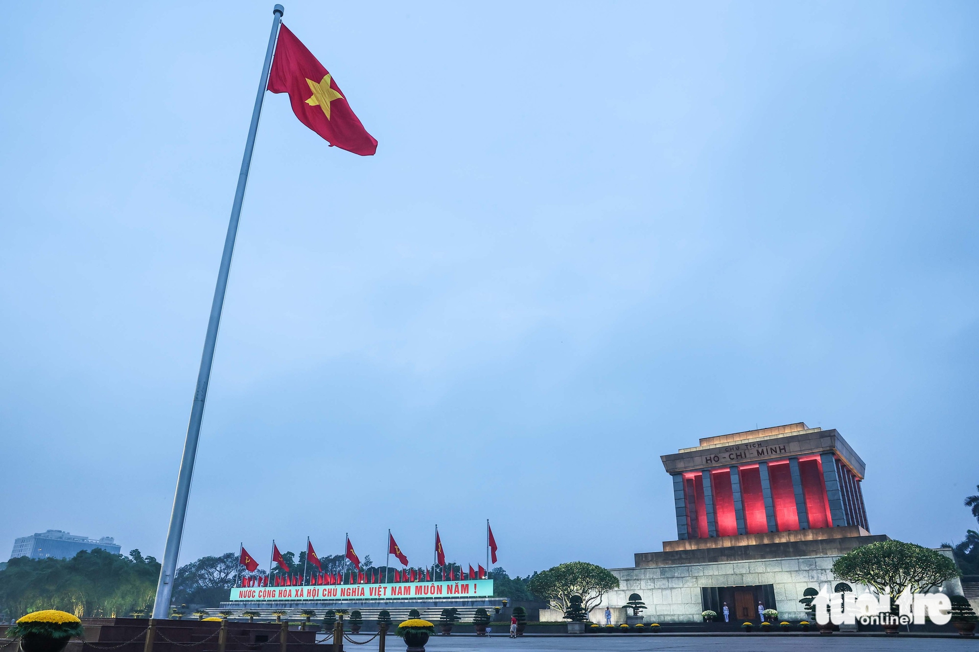 Ba Dinh Square hosts special flag-raising to mark Vietnam’s 50th Reunification Day - Ảnh 1.