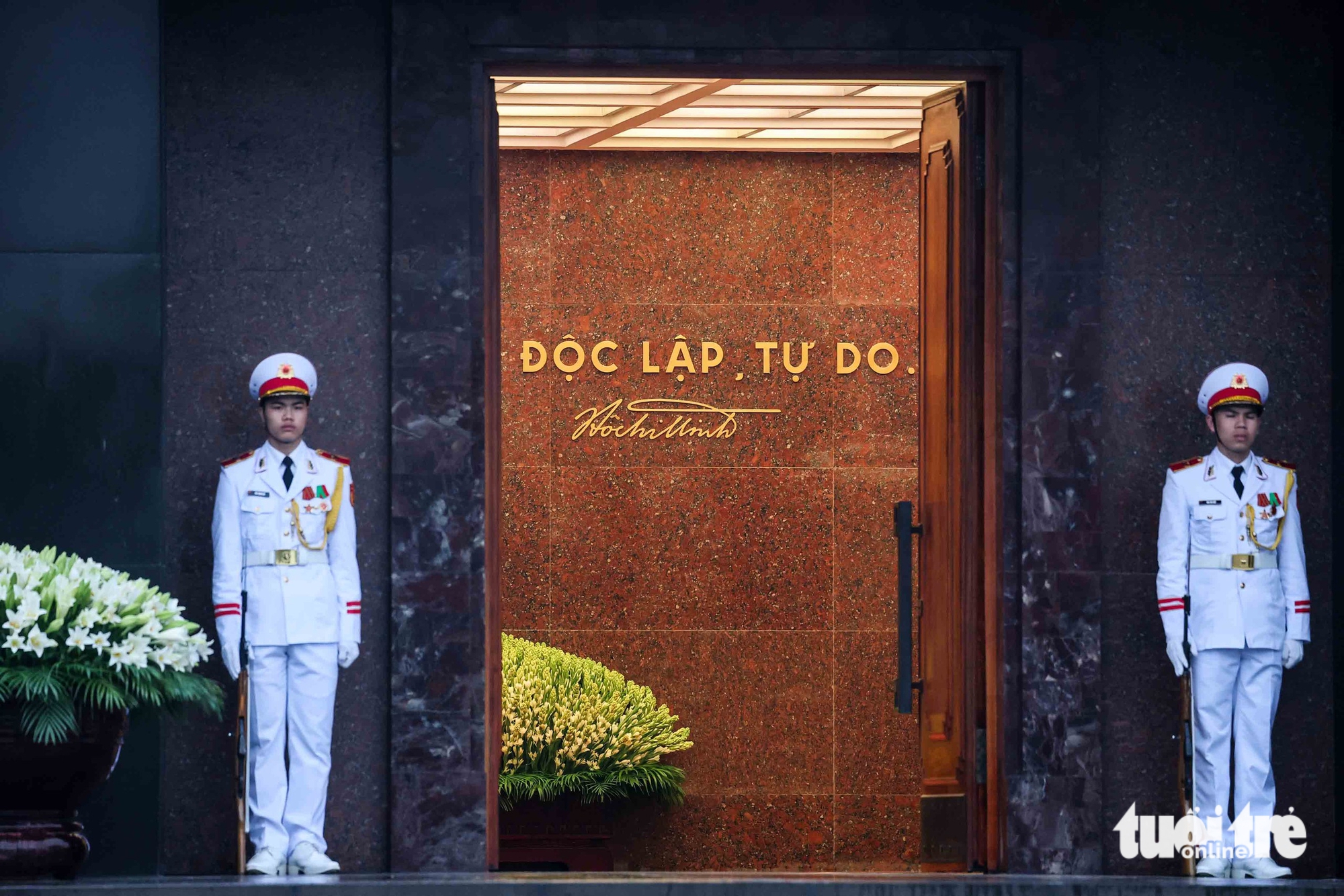 Ba Dinh Square hosts special flag-raising to mark Vietnam’s 50th Reunification Day - Ảnh 2.
