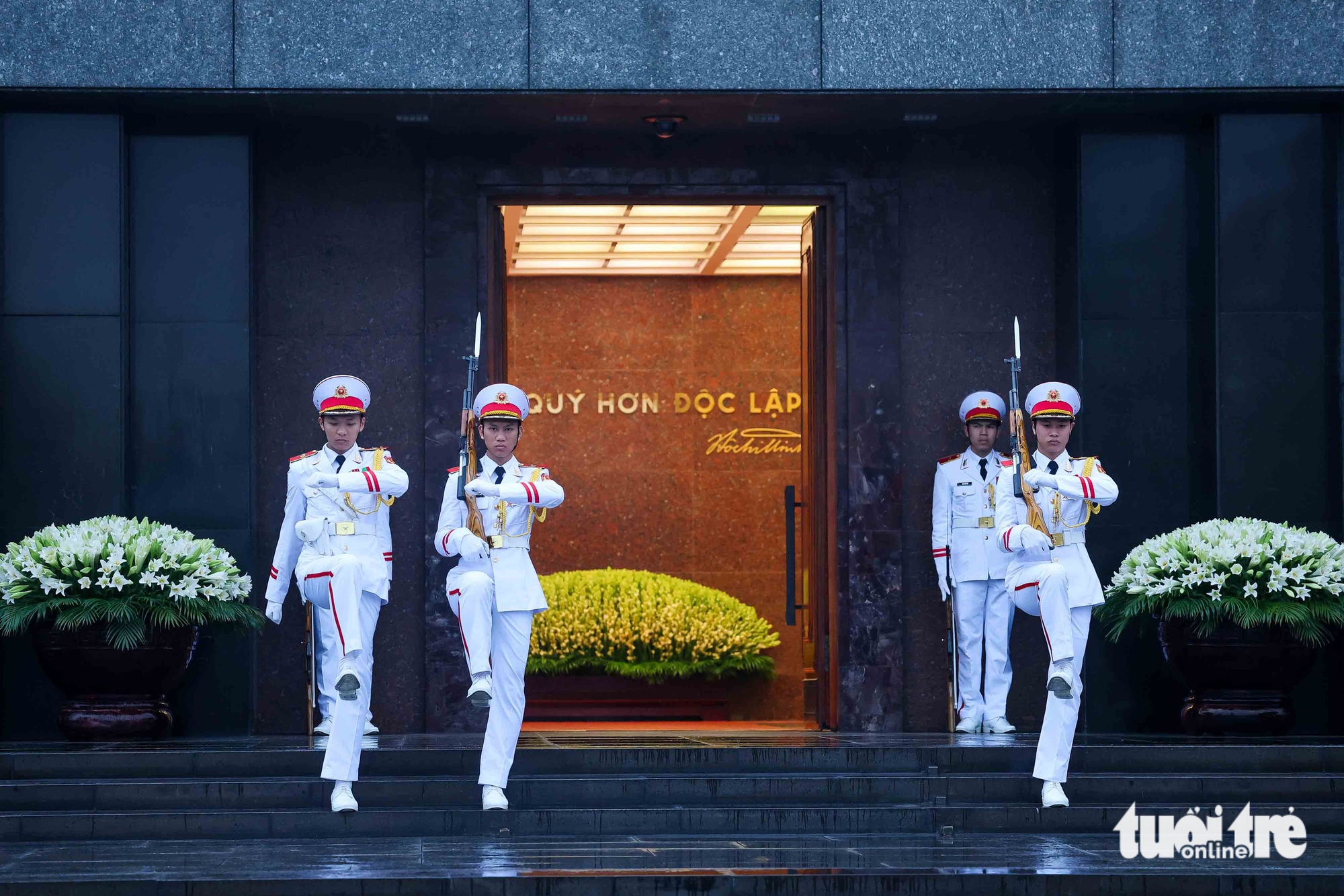 Ba Dinh Square hosts special flag-raising to mark Vietnam’s 50th Reunification Day - Ảnh 3.