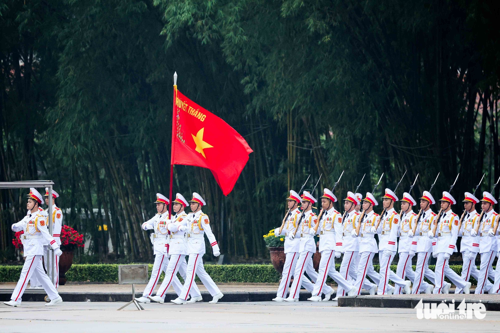 Ba Dinh Square hosts special flag-raising to mark Vietnam’s 50th Reunification Day - Ảnh 4.