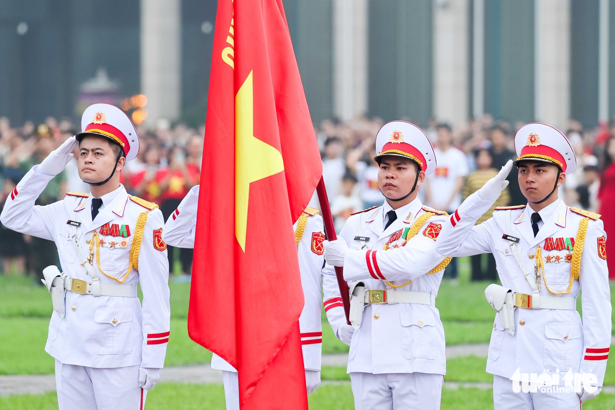 Ba Dinh Square hosts special flag-raising to mark Vietnam’s 50th Reunification Day - Ảnh 5.