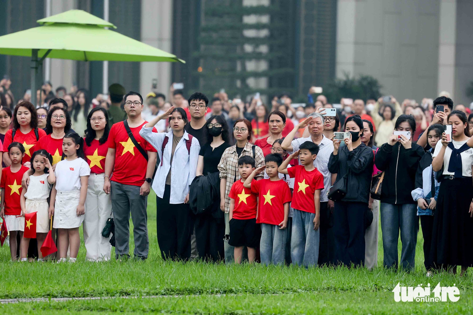 Ba Dinh Square hosts special flag-raising to mark Vietnam’s 50th Reunification Day - Ảnh 6.