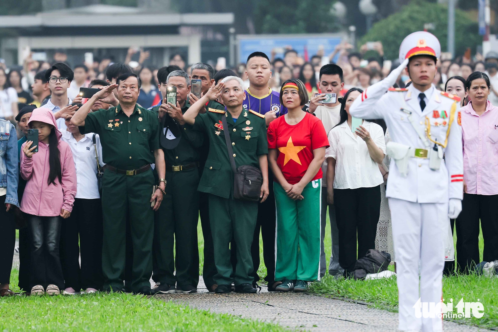 Ba Dinh Square hosts special flag-raising to mark Vietnam’s 50th Reunification Day - Ảnh 7.