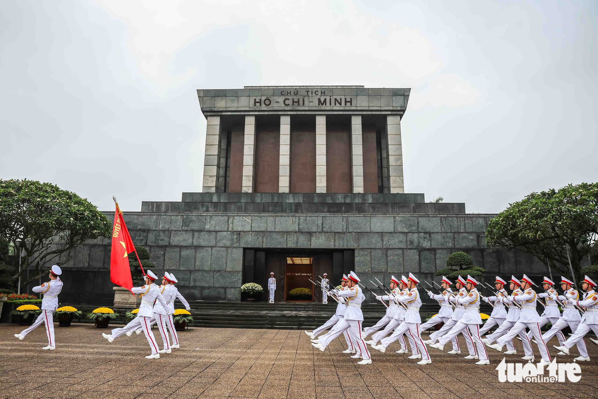 Ba Dinh Square hosts special flag-raising to mark Vietnam’s 50th Reunification Day - Ảnh 8.