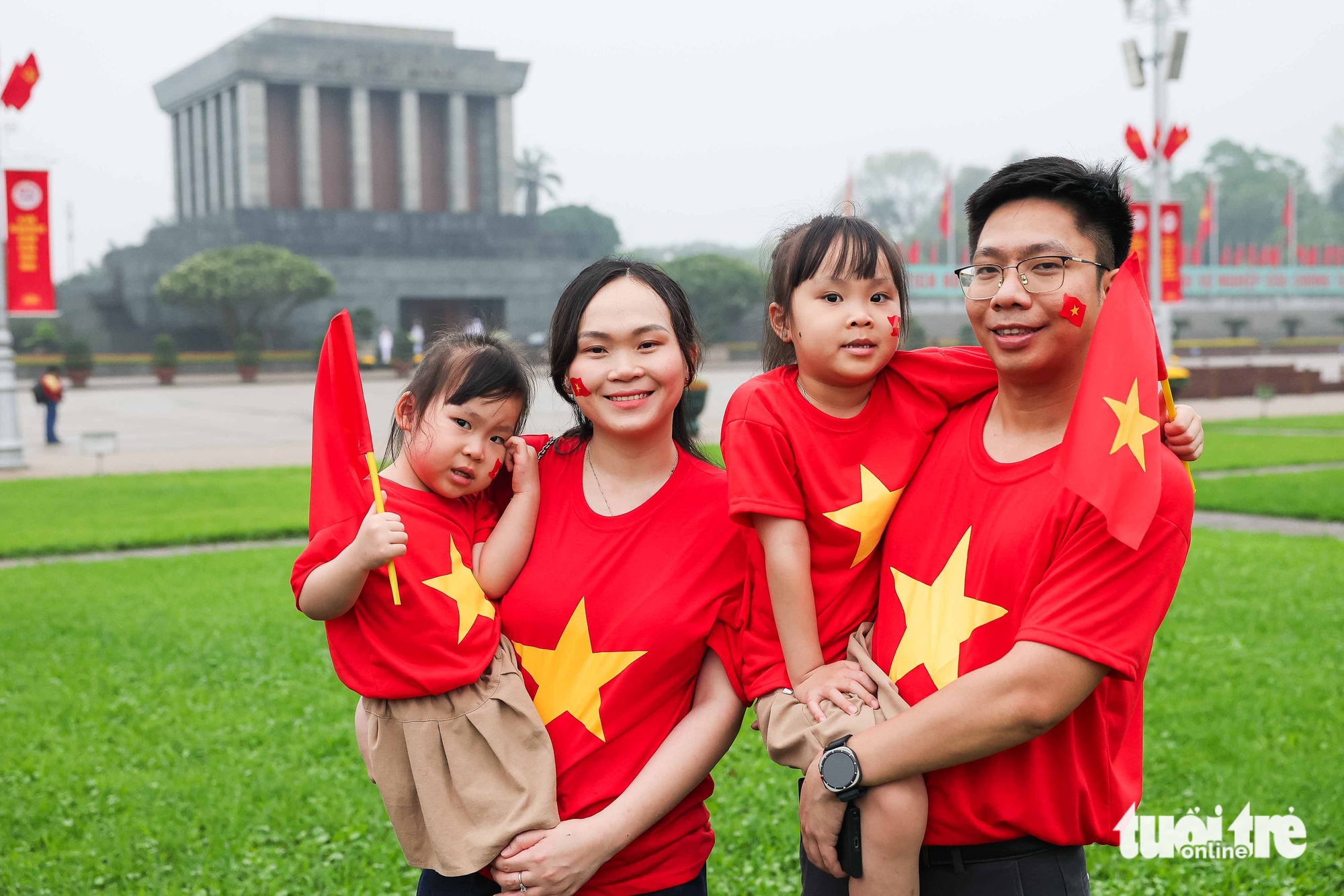 Ba Dinh Square hosts special flag-raising to mark Vietnam’s 50th Reunification Day - Ảnh 9.