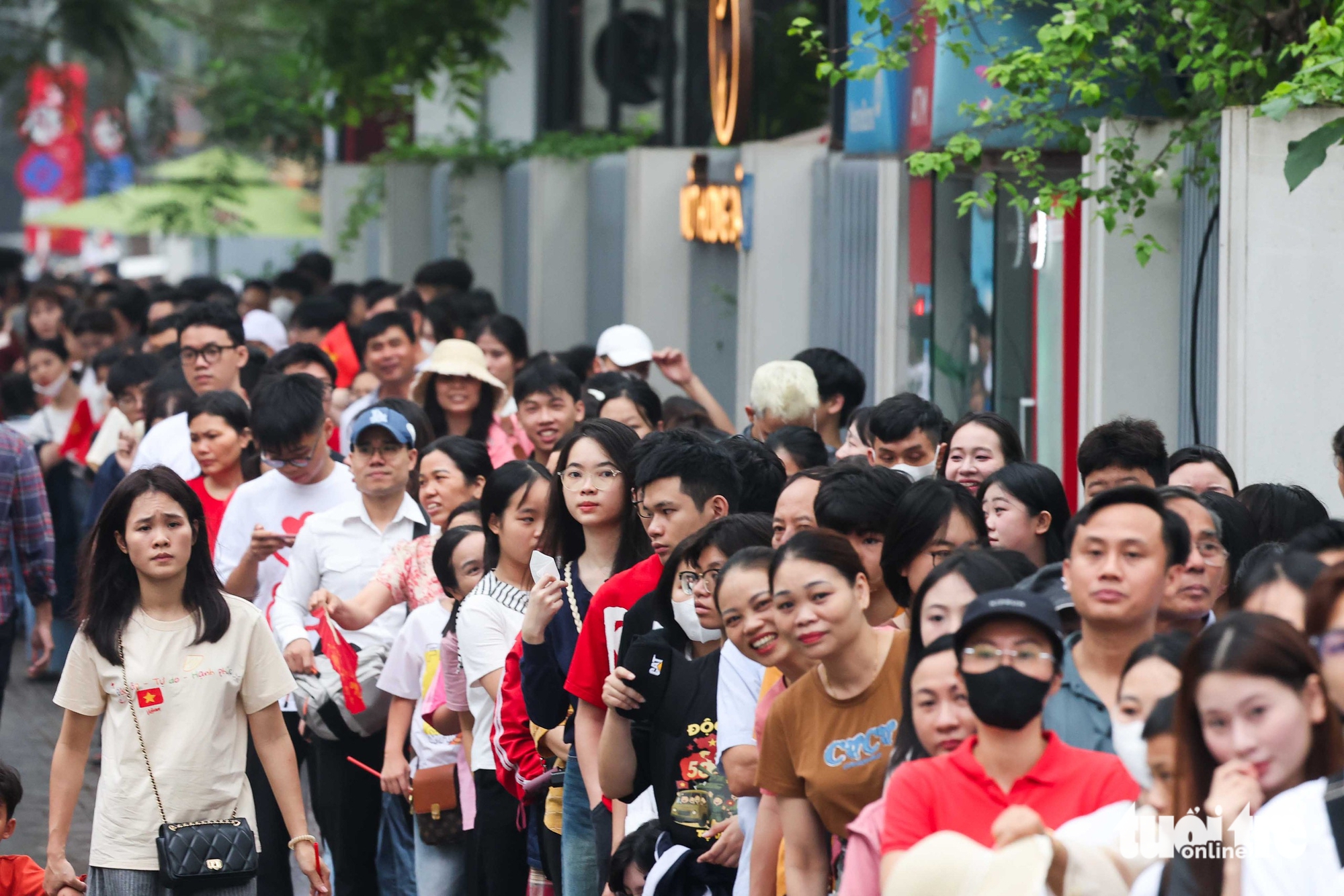 Ba Dinh Square hosts special flag-raising to mark Vietnam’s 50th Reunification Day - Ảnh 10.