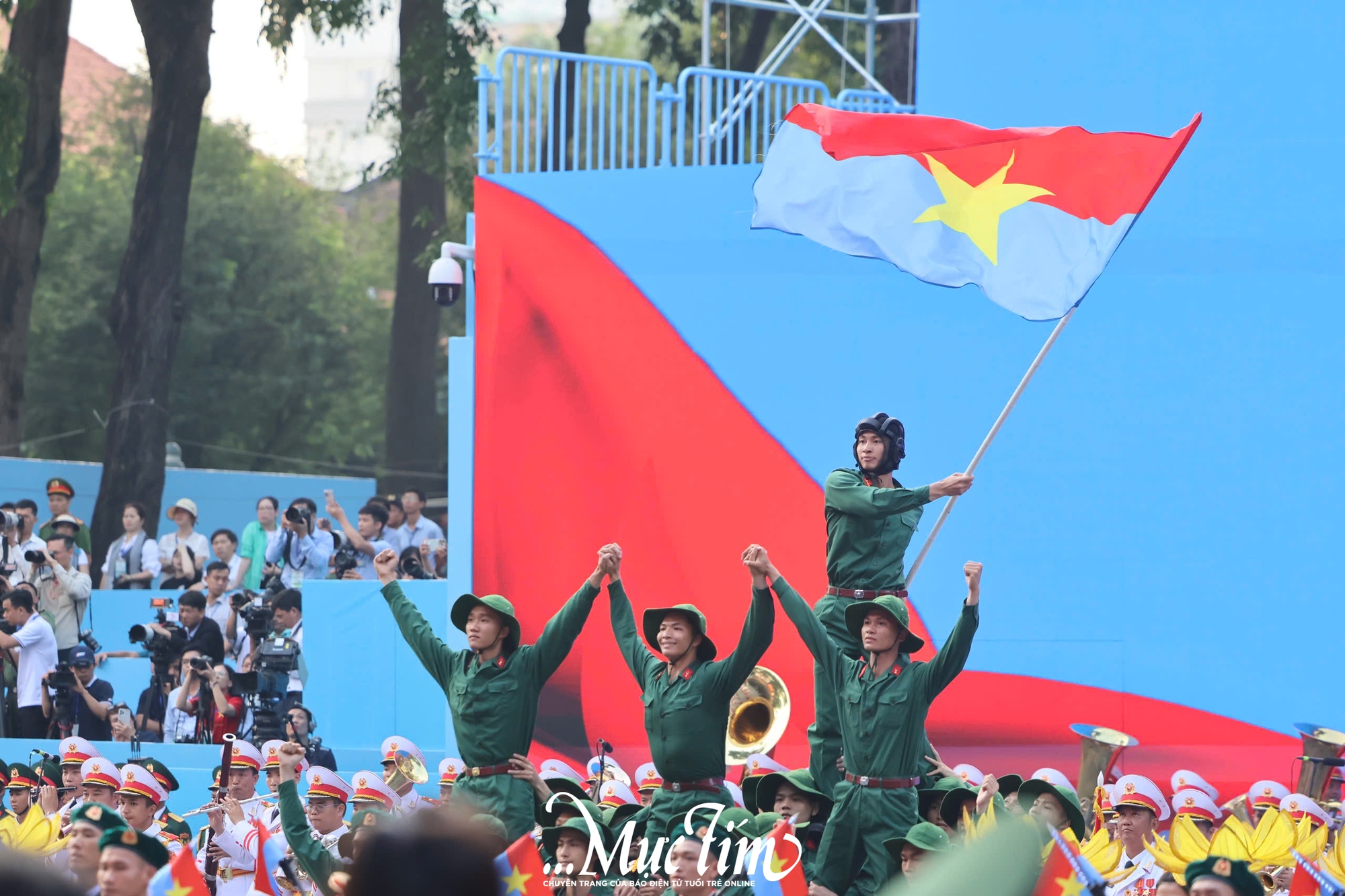 Trang trọng, khí thế trong lễ diễu binh, diễu hành 30-4 tại TP.HCM- Ảnh 1.