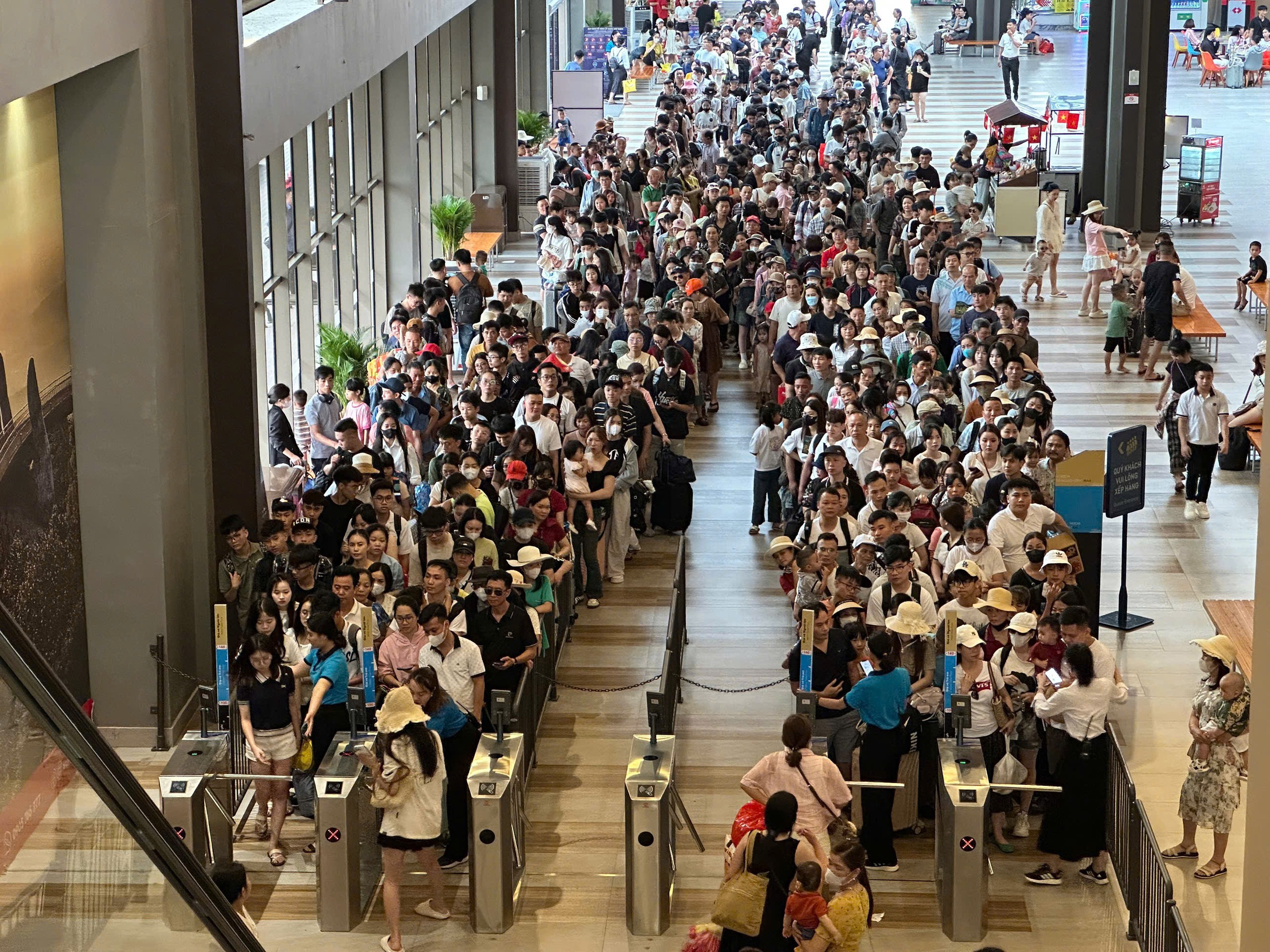 April 30 holiday begins to get exciting: Tourists flock to destinations - Photo 2. du lịch - Ảnh 2.