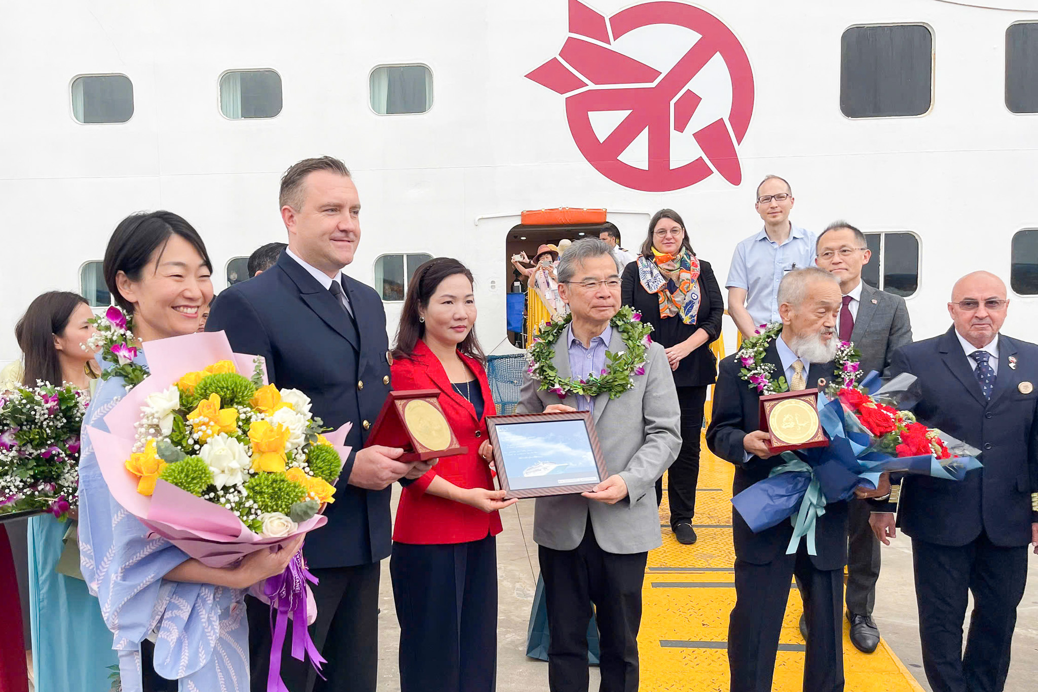 April 30 holiday begins to get exciting: Tourists flock to destinations - Photo 1. du lịch - Ảnh 1.