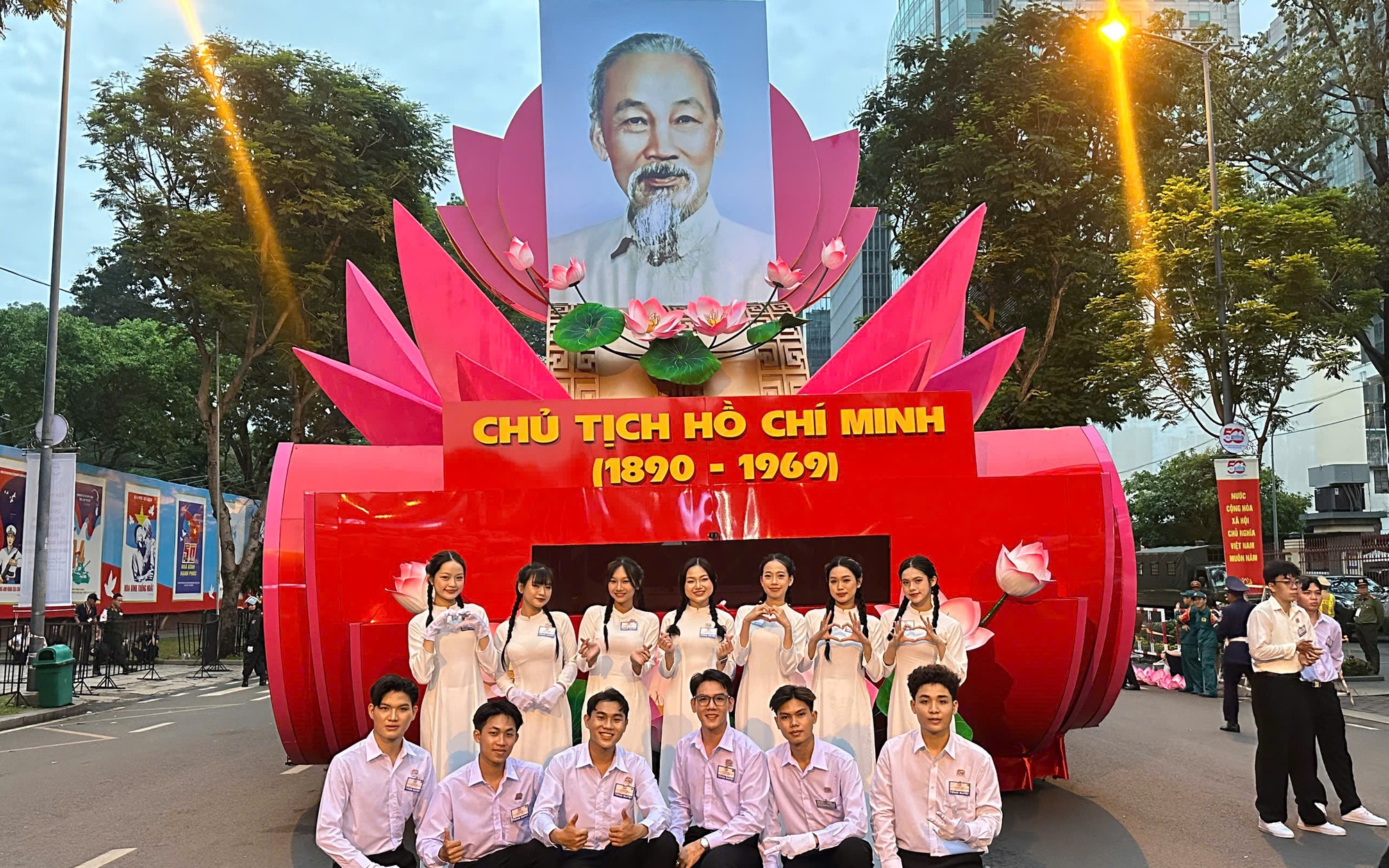6 tác phẩm đoạt giải nhất cuộc thi vẽ tranh về Bác Tôn Đức Thắng - Ảnh 5.