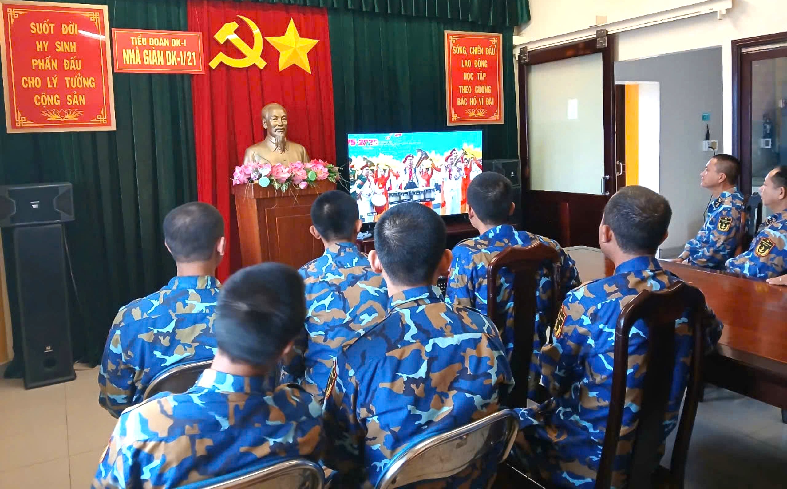 Quân dân Trường Sa và nhà giàn DK1 xem truyền hình trực tiếp 50 năm thống nhất đất nước - Ảnh 4. Quân dân Trường Sa và nhà giàn DK1 với lễ kỷ niệm 50 năm thống nhất đất nước - Ảnh 4.