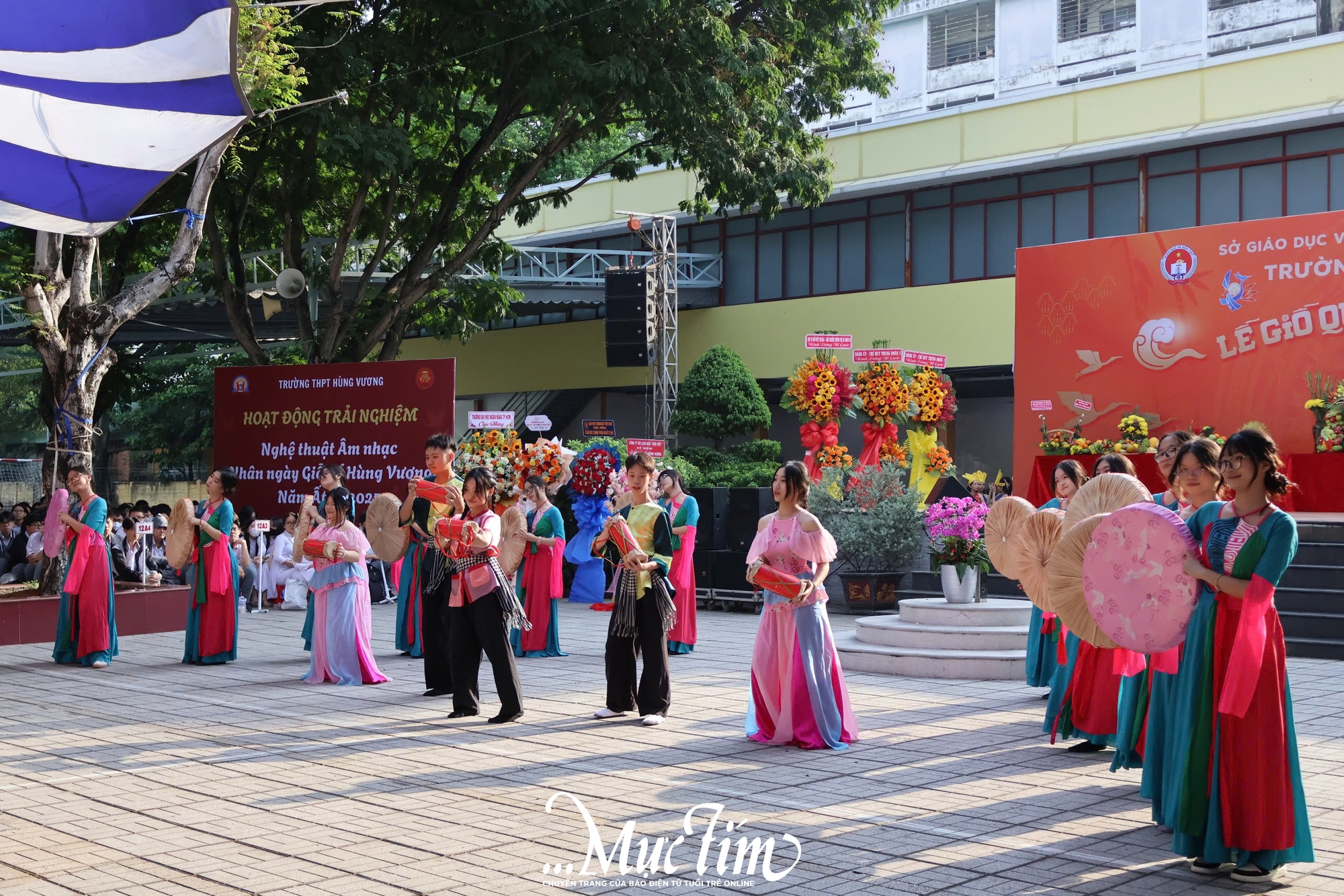 Tiếng trống Mê Linh vang lên tại Trường THPT Hùng Vương trong ngày Giỗ Tổ- Ảnh 2.