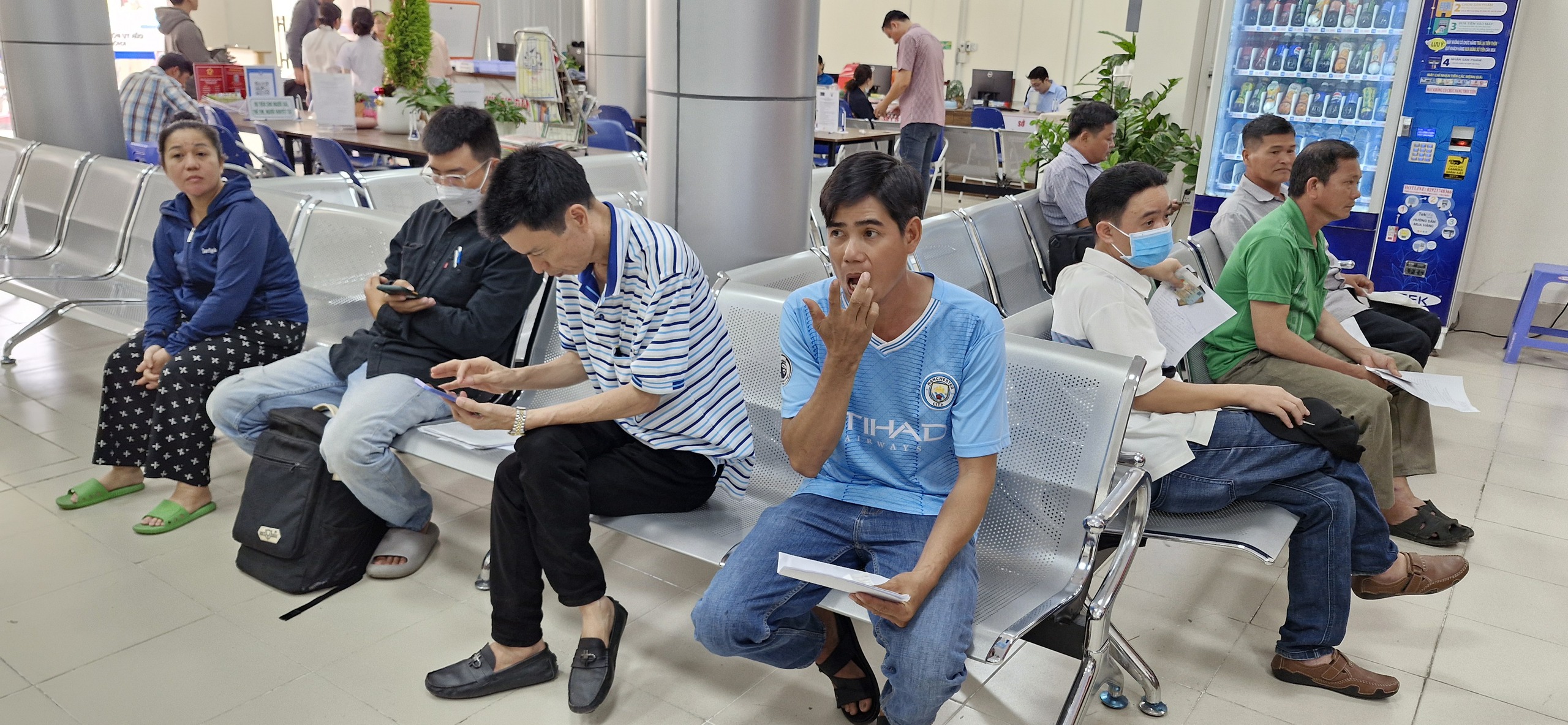 Cần Thơ không thu phí chuyển đổi giấy tờ do sắp xếp xã, phường - Ảnh 1.