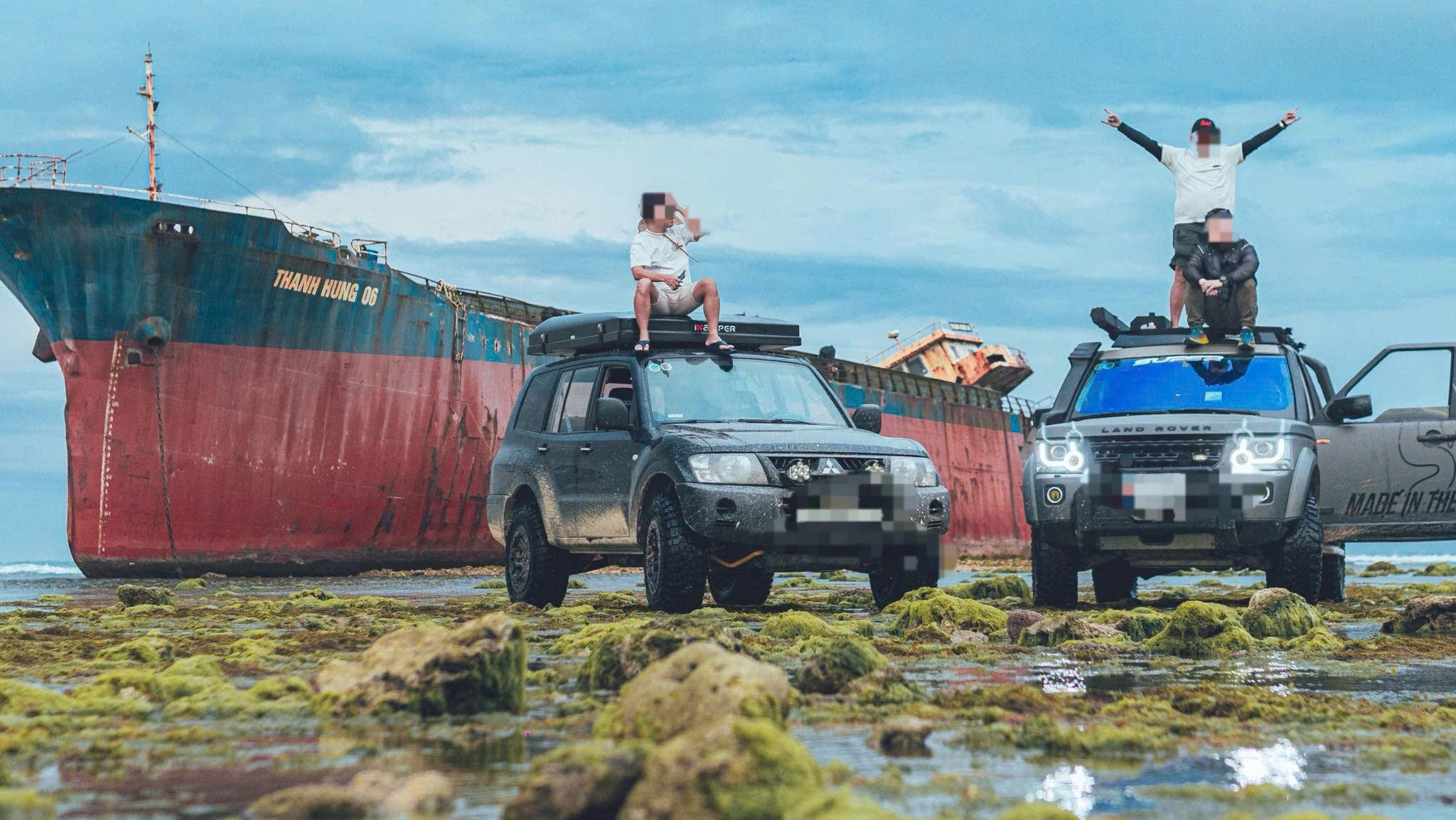 Check-in 'thô bạo' nguy cơ làm hỏng bãi rêu gần con tàu mắc cạn ở Ninh Thuận - Ảnh 1.