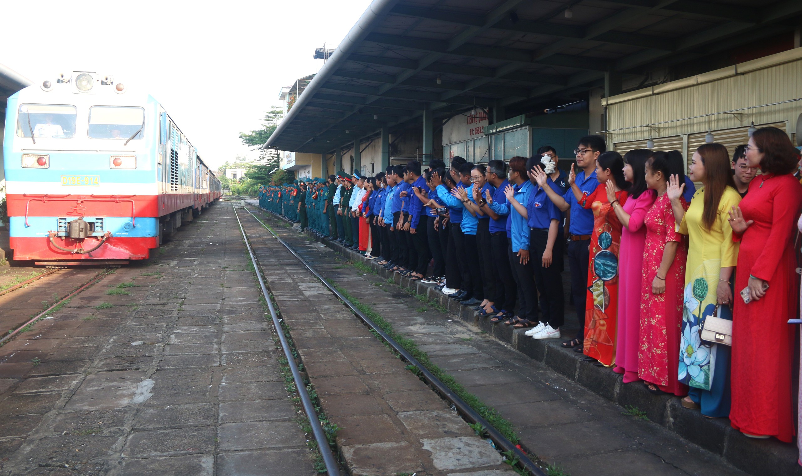 Khánh Hòa đón đoàn tàu chở lực lượng diễu binh dịp 30-4 - Ảnh 1. diễu binh - Ảnh 1.