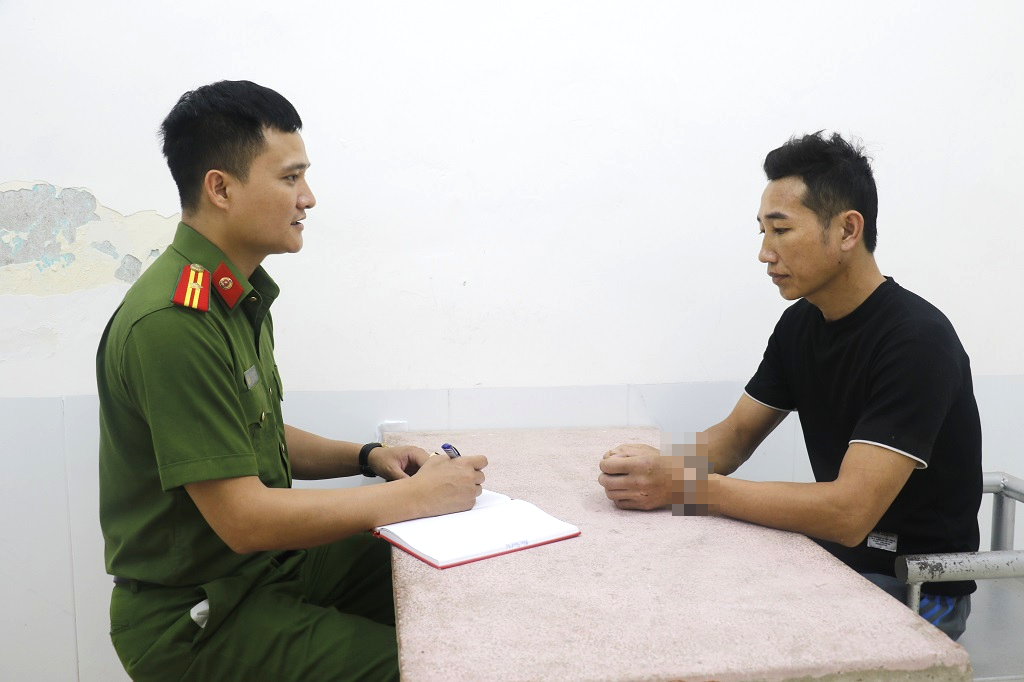 Vụ phụ huynh đánh, túm tóc cô giáo, bắt đứng giữa mưa: Gia đình xin lỗi - Ảnh 1.