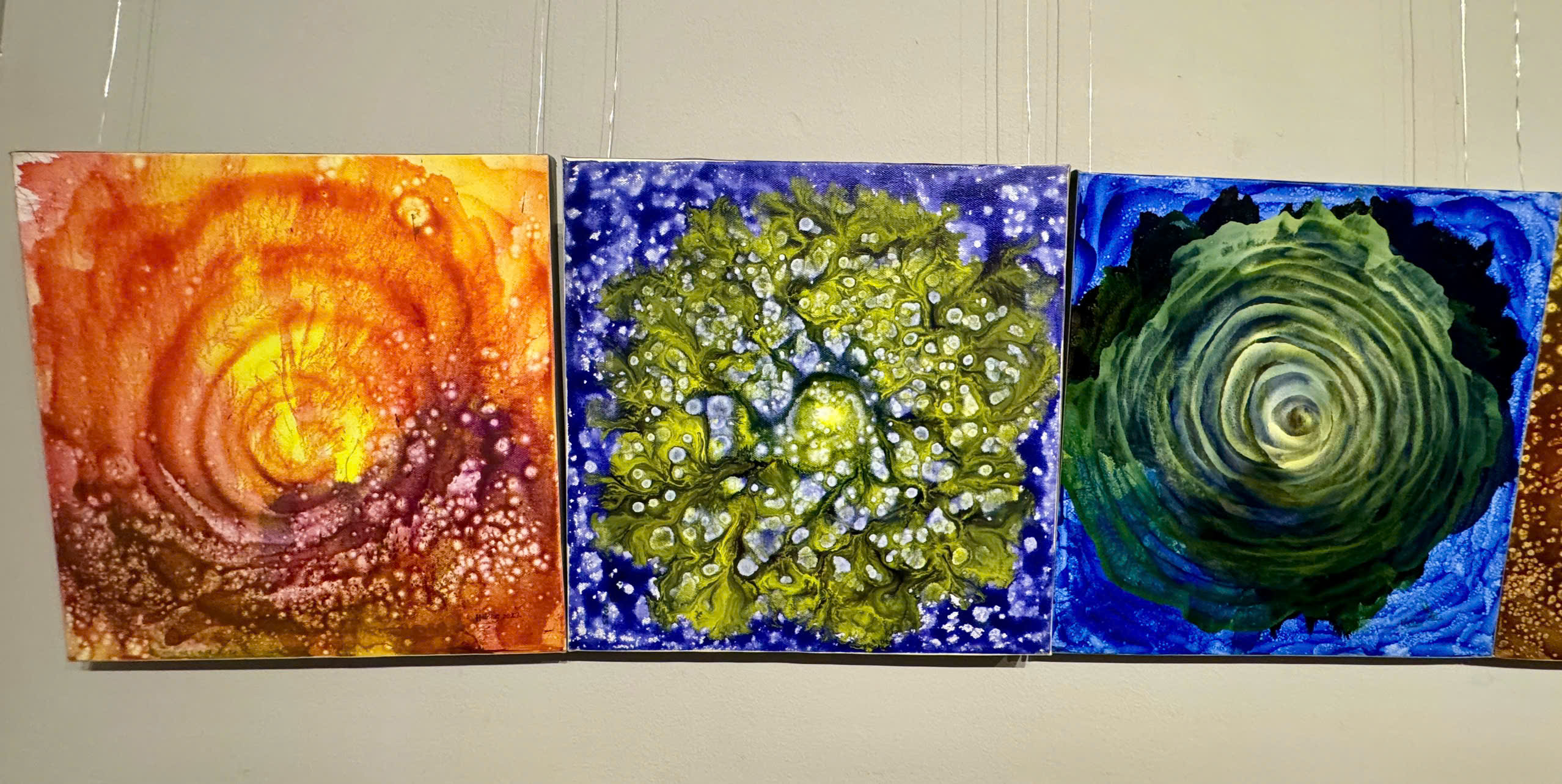 Lạc vào vòng xoáy vũ trụ bao la trong tranh acrylic của 'là Hương' - Ảnh 2.