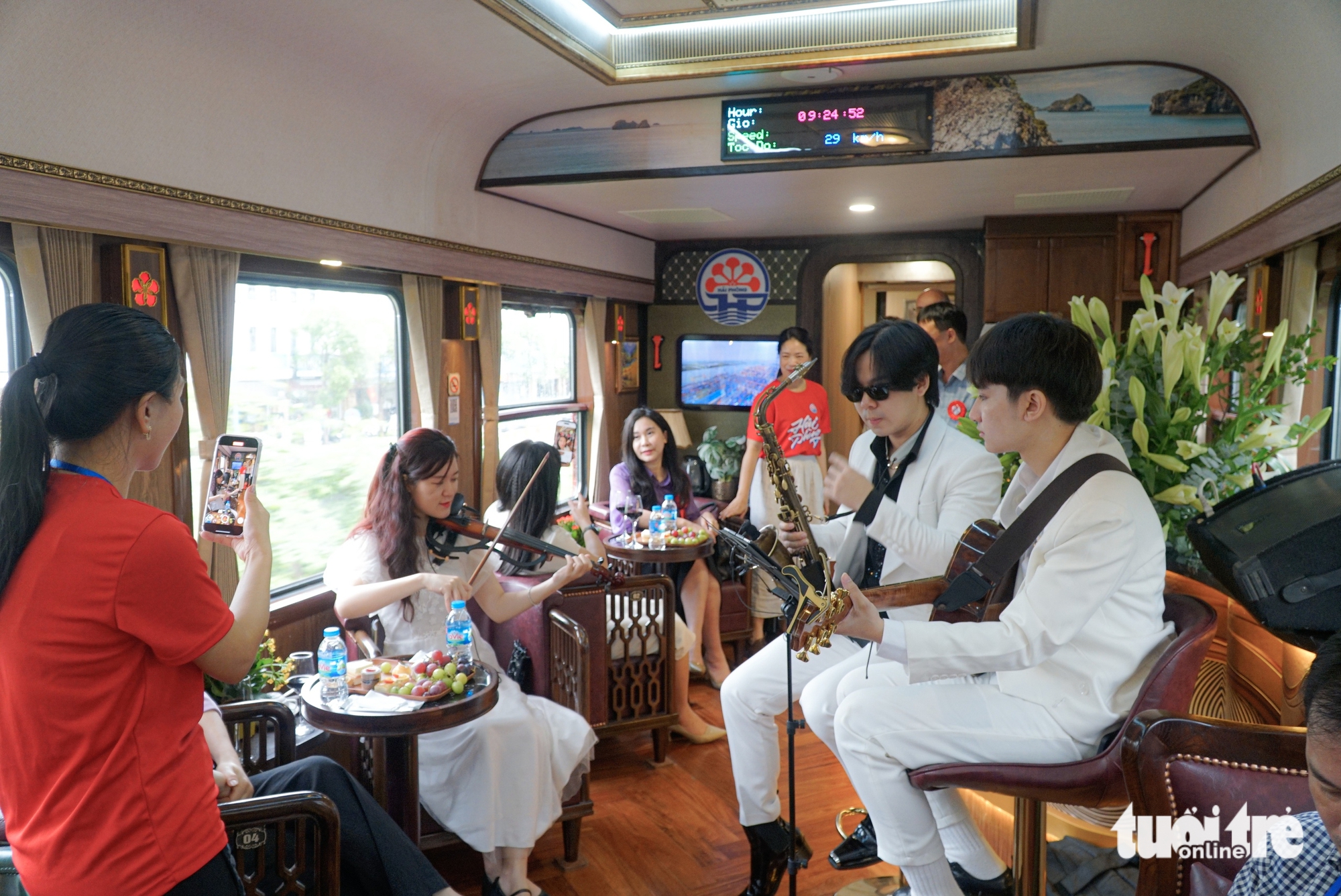 'The 10-point red phoenix flower train has no buts' - Photo 2. tàu hoa phượng đỏ - Ảnh 2.