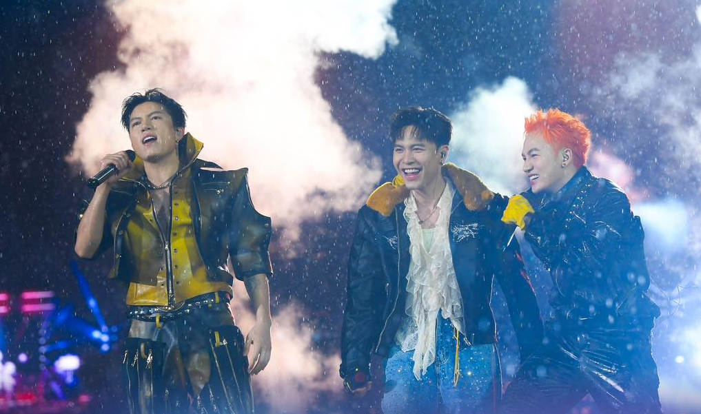 พี่น้องเมาเหล้ากว่า 30 คน แสดงดนตรีท่ามกลางสายฝนที่สนามกีฬามีดิ่ญ - ภาพที่ 2 Anh trai say hi - Ảnh 2.