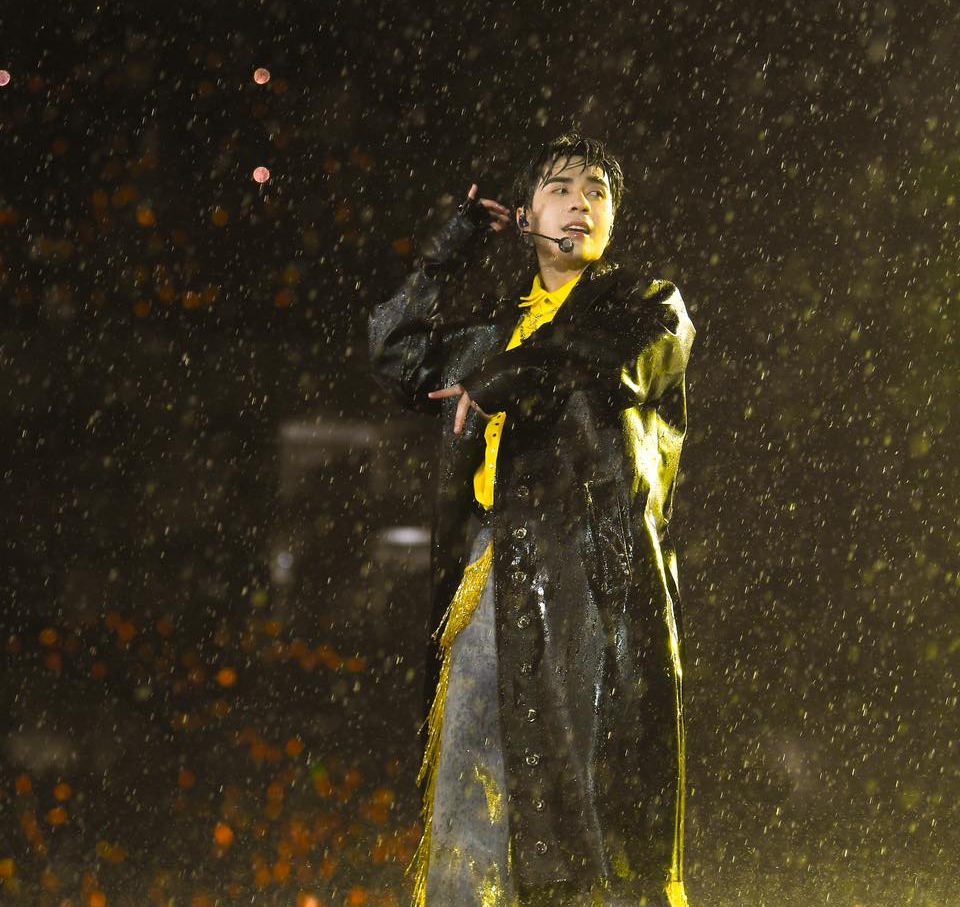 พี่น้องเมาเหล้ากว่า 30 คน แสดงดนตรีท่ามกลางสายฝนที่สนามกีฬามีดิ่ญ - ภาพที่ 4 Anh trai say hi - Ảnh 4.