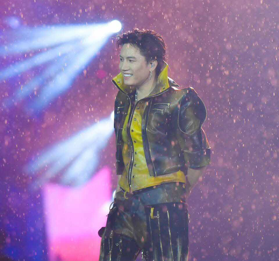 Hơn 30 Anh trai say hi diễn trong cơn mưa trắng trời ở sân Mỹ Đình - Ảnh 7. 30 Anh trai say hi diễn trong cơn mưa trắng trời ở sân Mỹ Đình - Ảnh 7.
