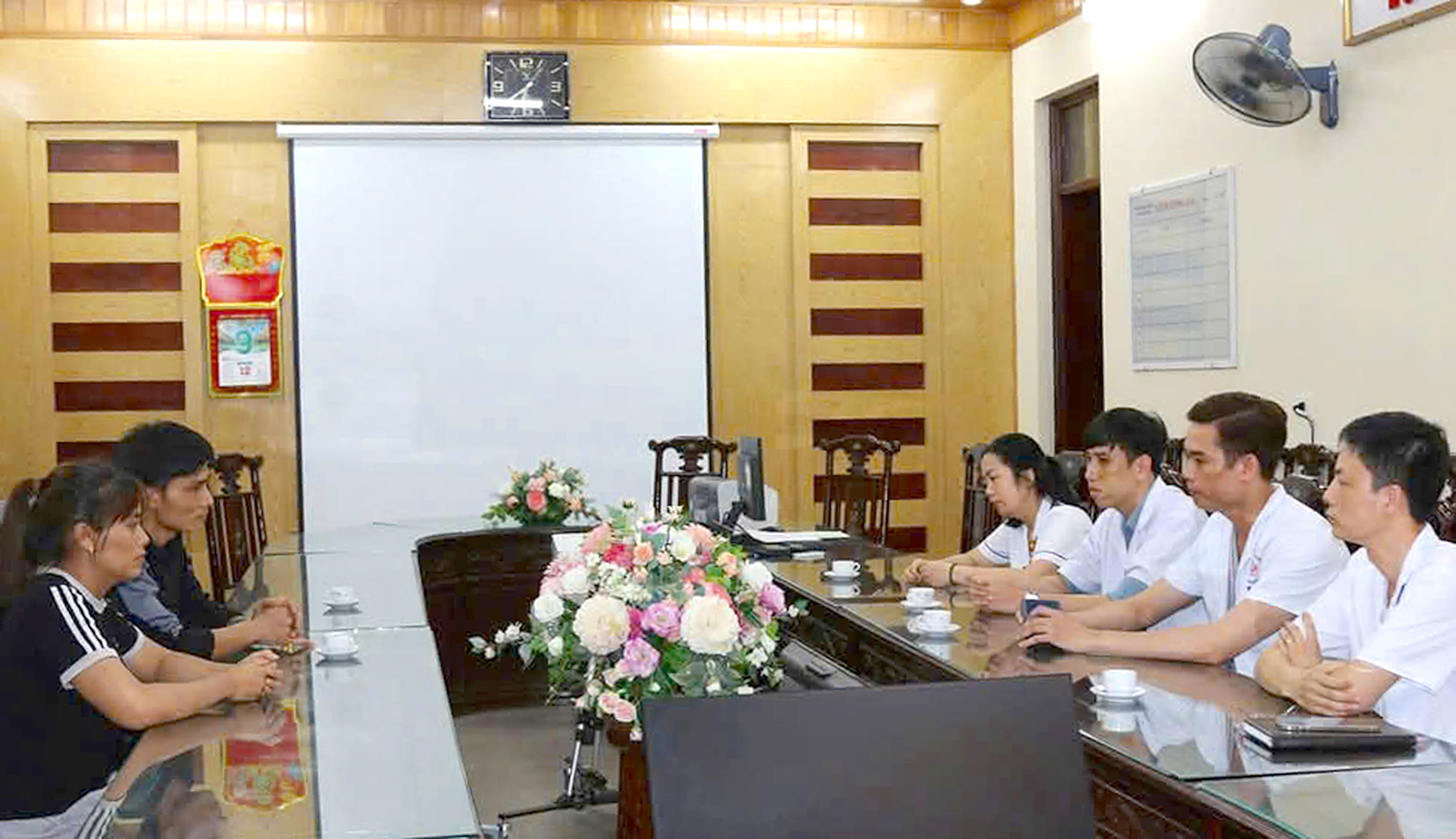 Hủy quyết định tạm giữ thanh niên đấm liên tiếp nam điều dưỡng Bệnh viện Đa khoa Nam Định - Ảnh 1.