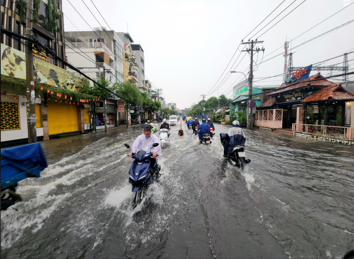 TP.HCM có nơi mưa hơn 200mm, chợ Thủ Đức cống bung, nhiều đường ngập nước - Ảnh 9.