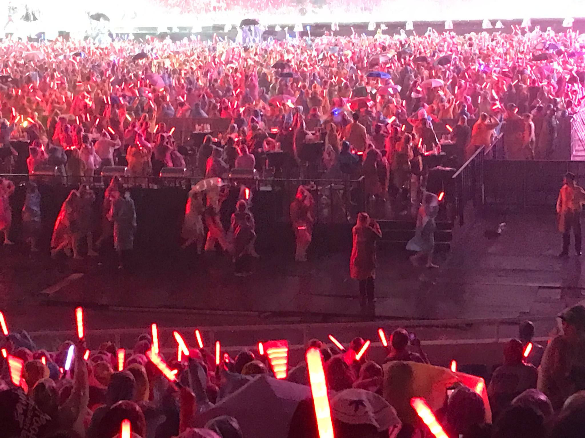 พี่น้องเมาเหล้ากว่า 30 คน แสดงดนตรีท่ามกลางสายฝนที่สนามกีฬามีดิ่ญ - ภาพที่ 3 Anh trai say hi - Ảnh 3.