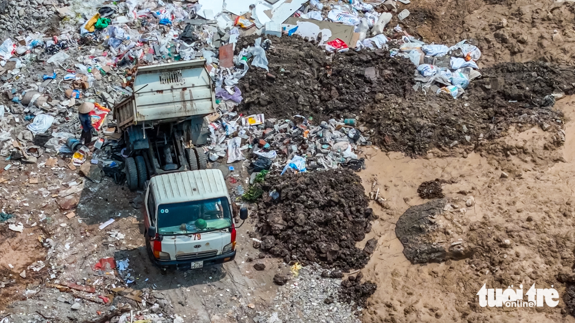 Ngang nhiên san lấp, xây dựng trái phép dưới chân cầu Nhật Tân - Ảnh 1.