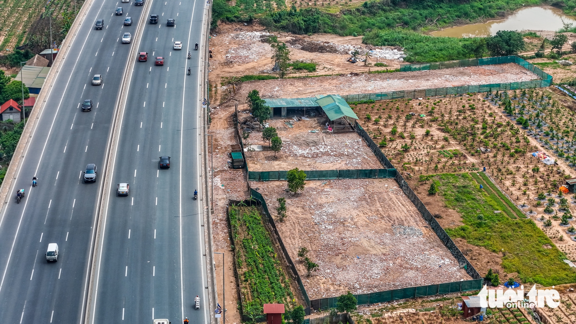 Ngang nhiên san lấp, xây dựng trái phép dưới chân cầu Nhật Tân - Ảnh 3.