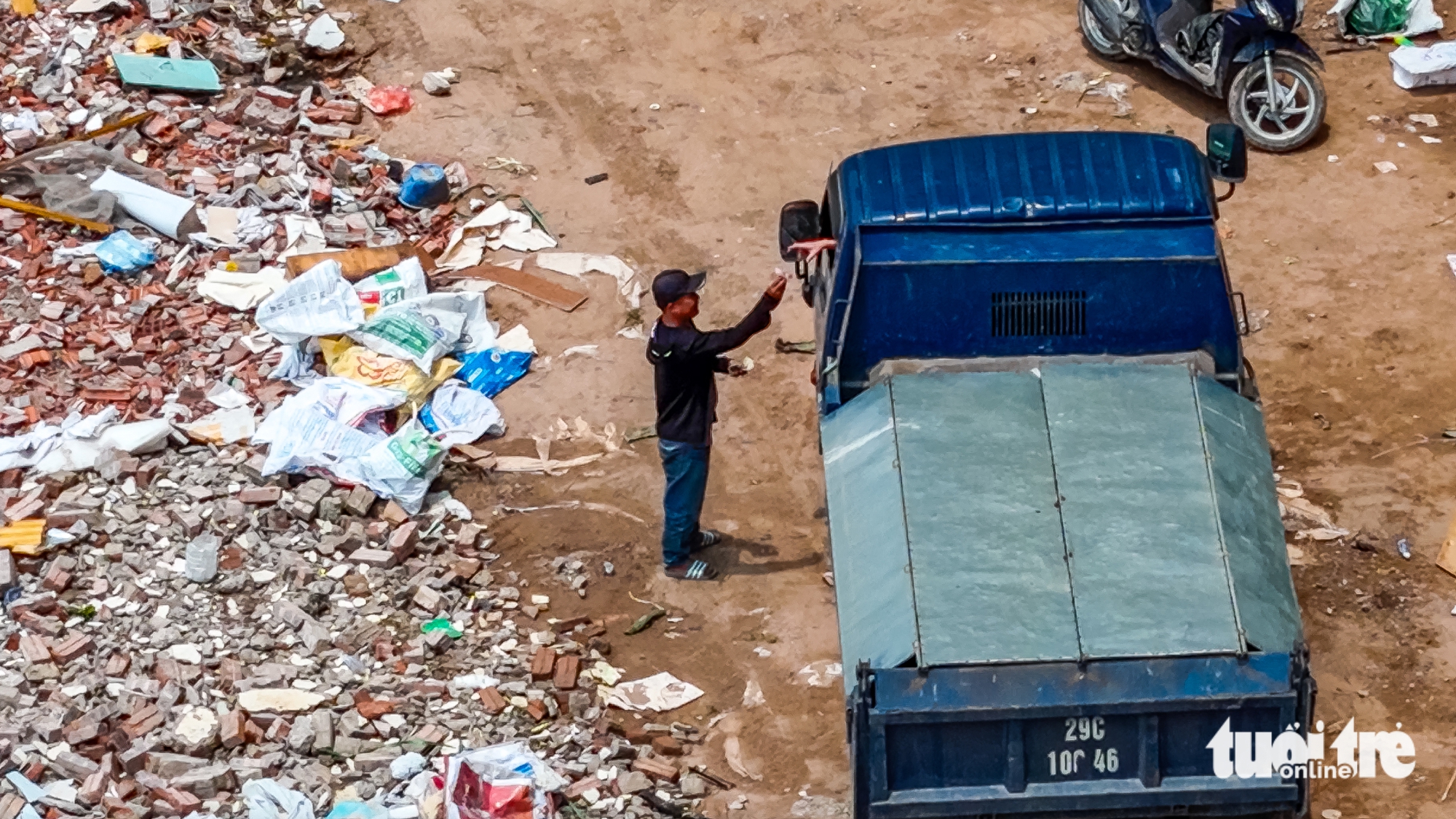 Ngang nhiên san lấp, xây dựng trái phép dưới chân cầu Nhật Tân - Ảnh 2.
