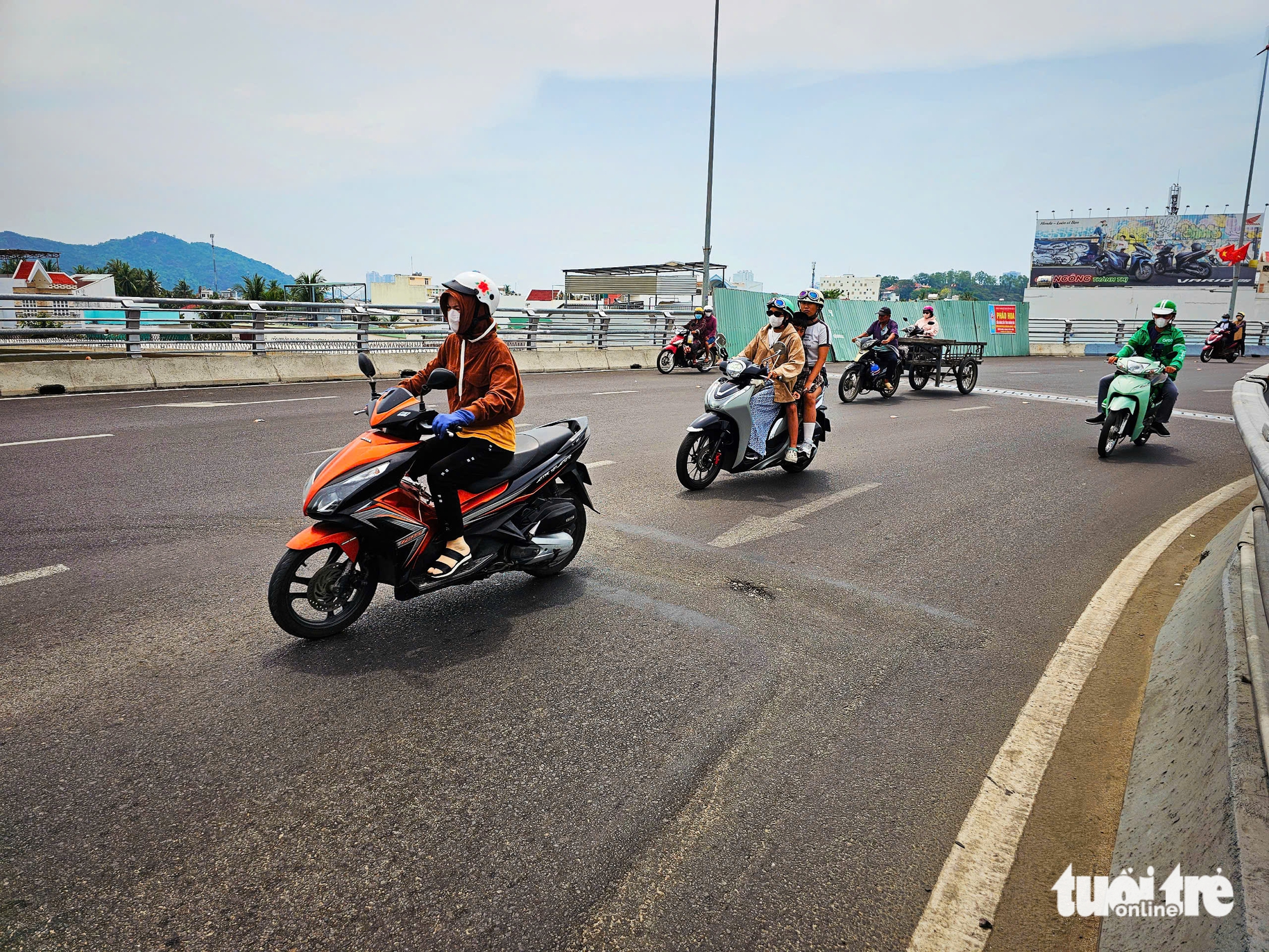 Mặt đường nút giao ngàn tỉ ở Nha Trang xuất hiện vết sụt lún - Ảnh 3. Mặt đường nút giao ngàn tỉ ở Nha Trang xuất hiện vết sụt lún - Ảnh 3.