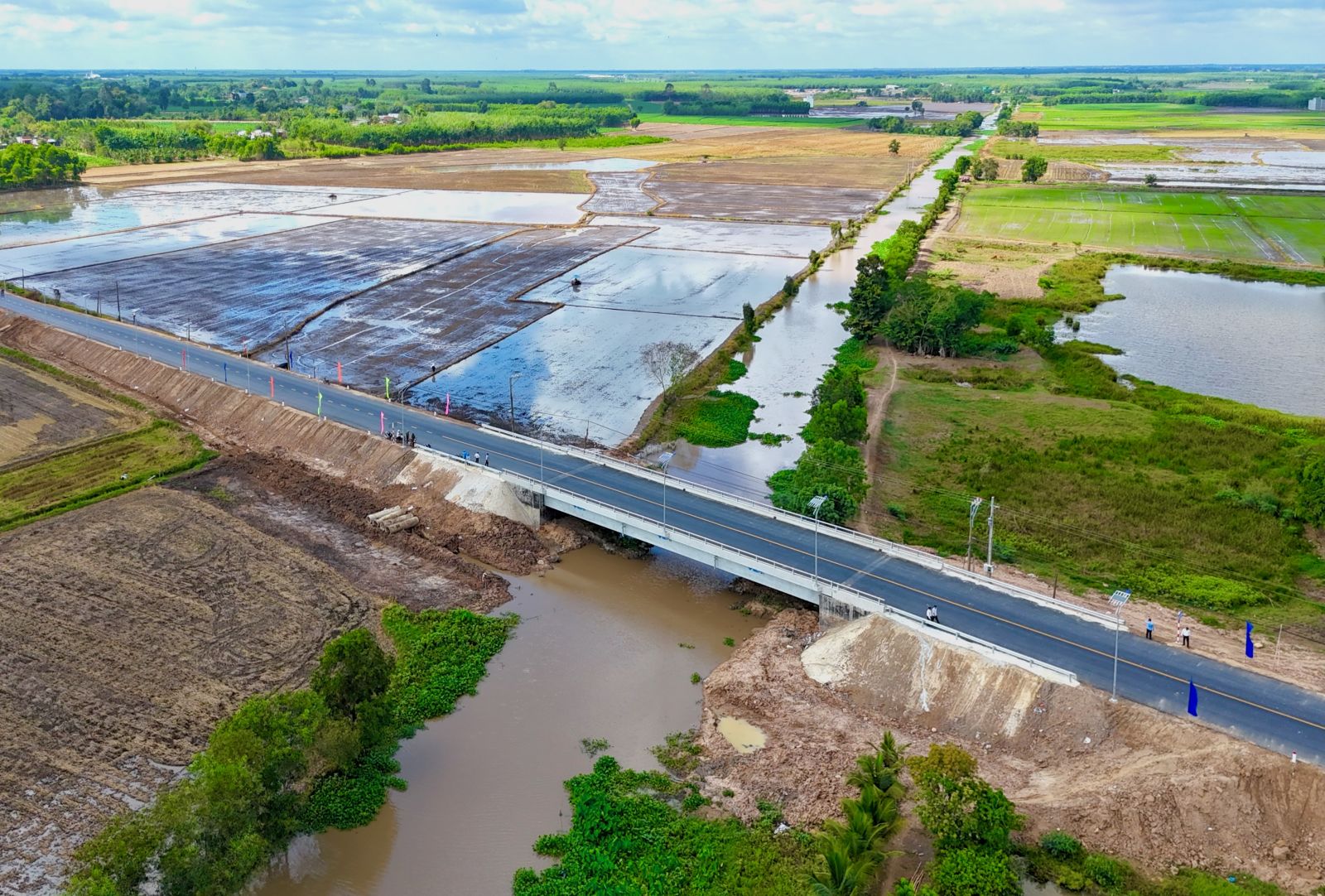 Sụt lún đường vừa khánh thành ở Tây Ninh: chưa nghiệm thu, do “trượt túi bùn” - Ảnh 2. sụt lún - Ảnh 2.