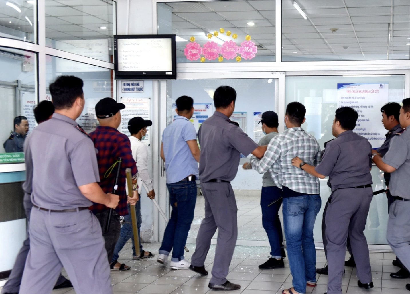hành hung nhân viên y tế - Ảnh 1.